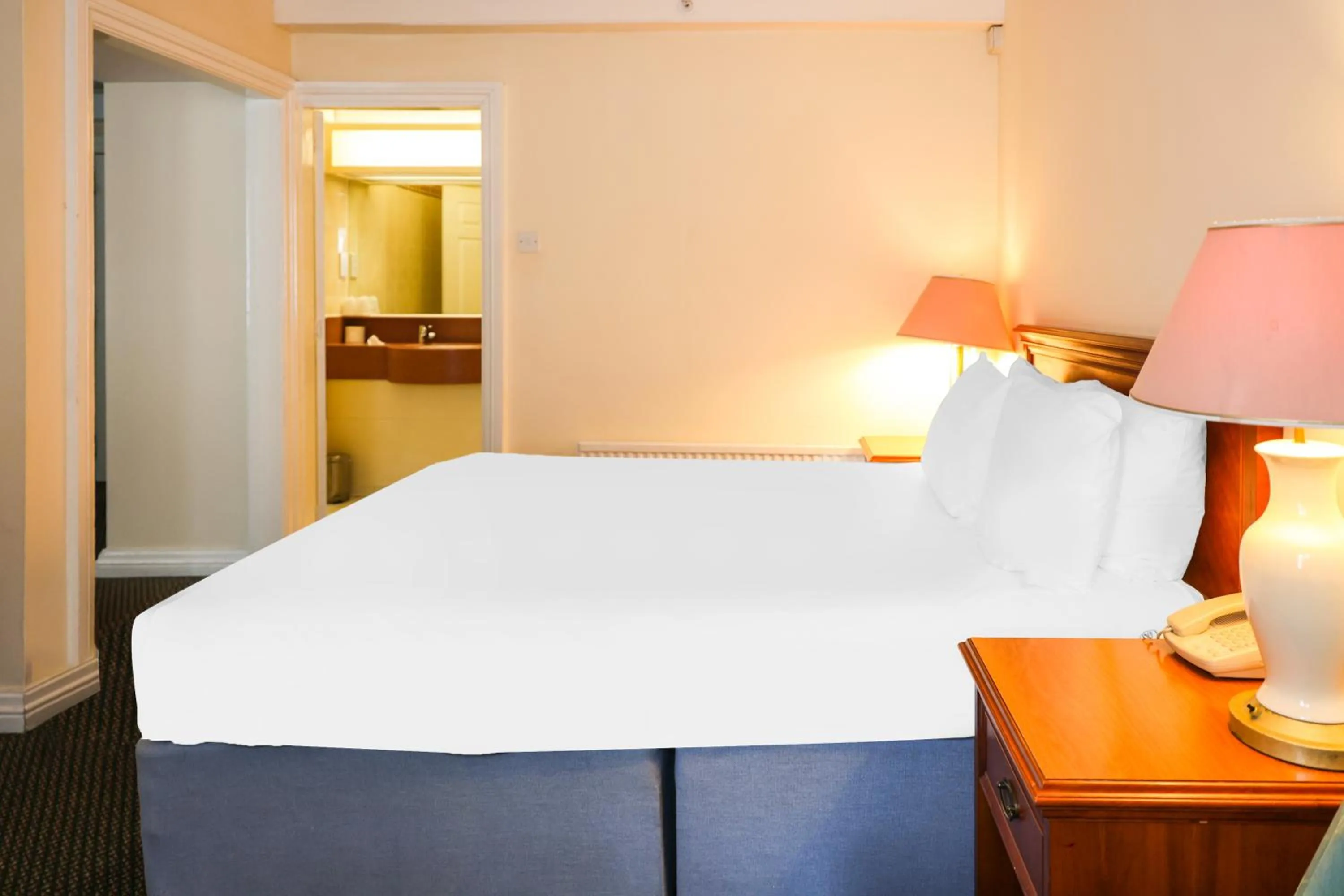 Bedroom, Bed in OYO Tong Park Hotel