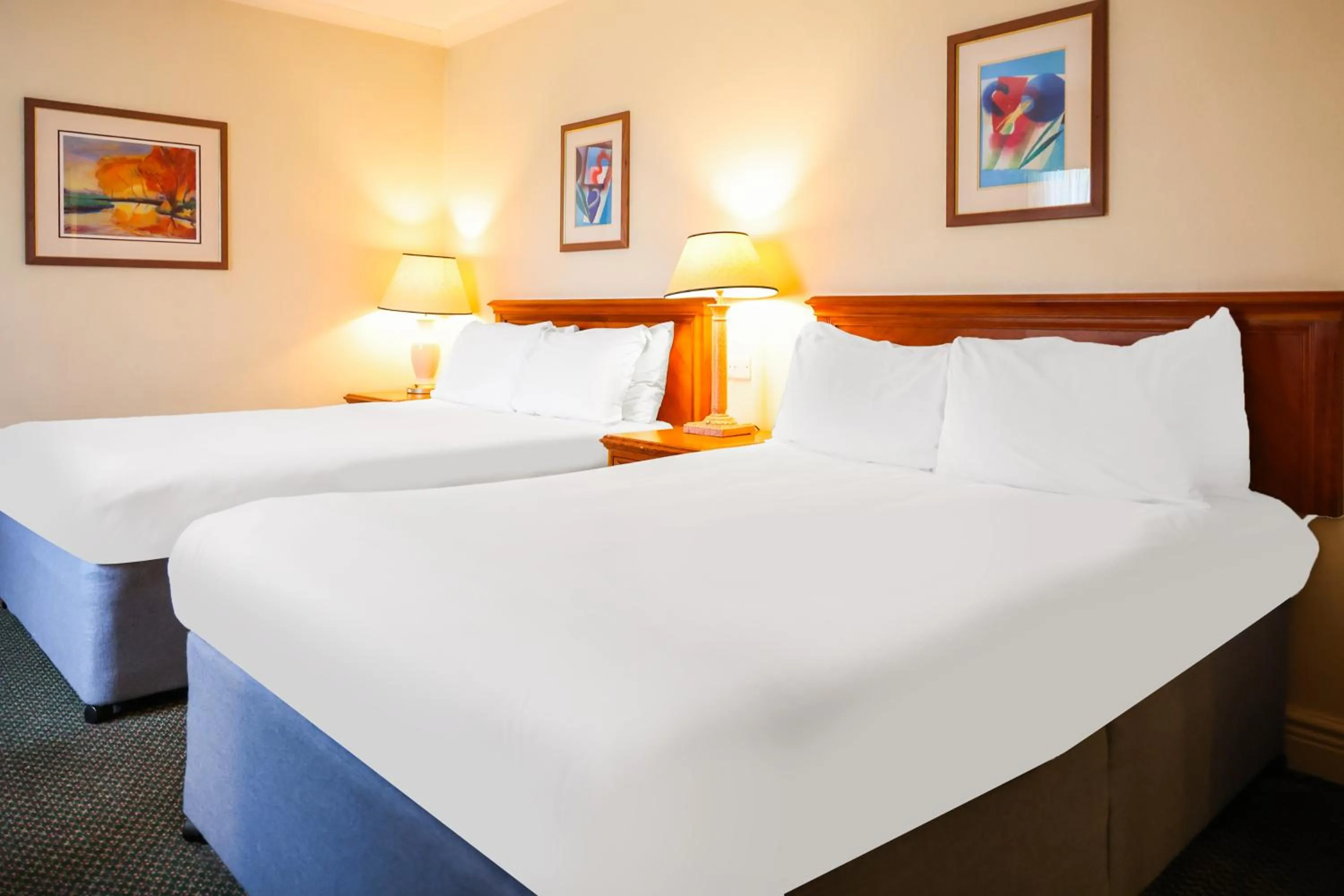 Photo of the whole room, Bed in OYO Tong Park Hotel