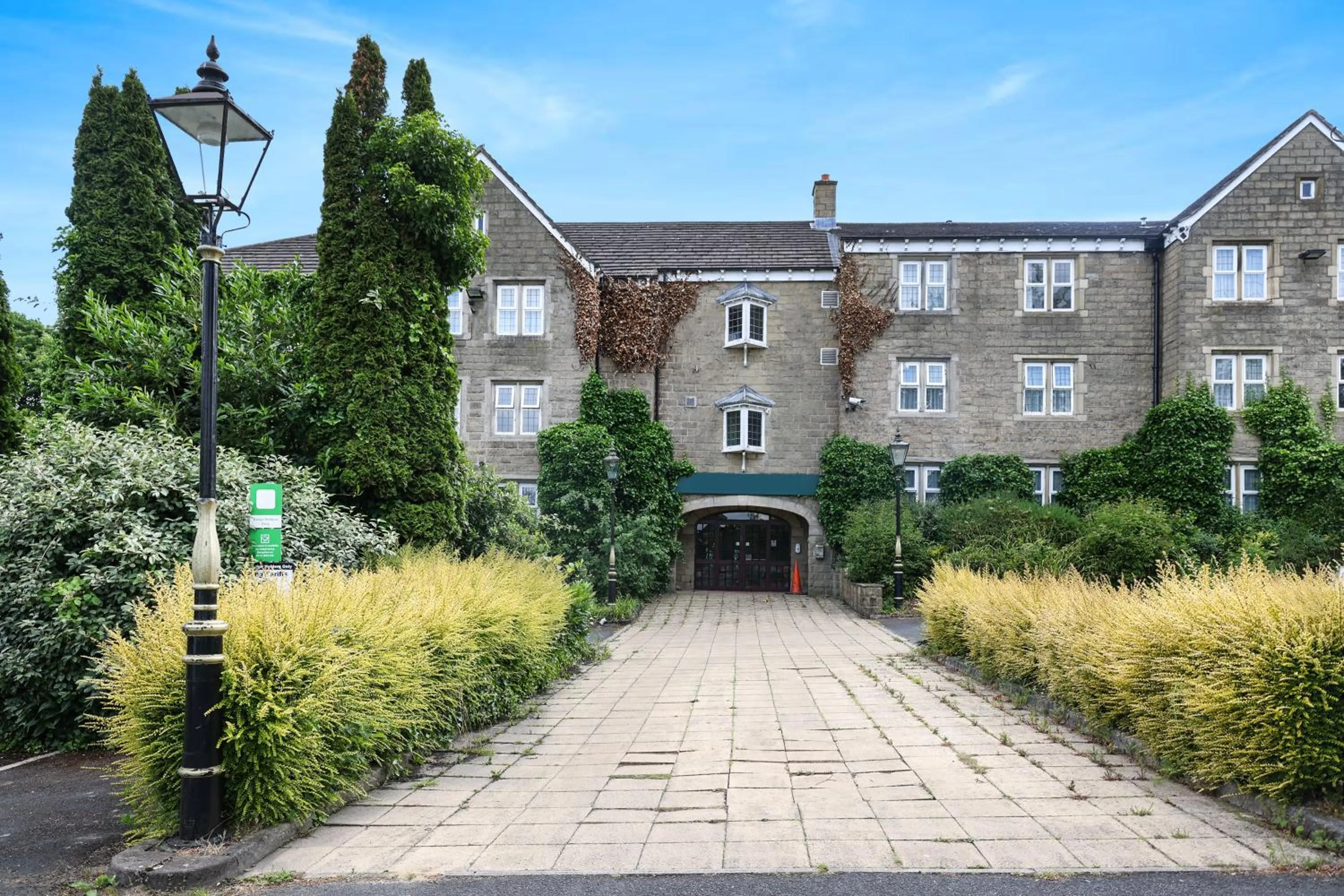 Property building in OYO Tong Park Hotel