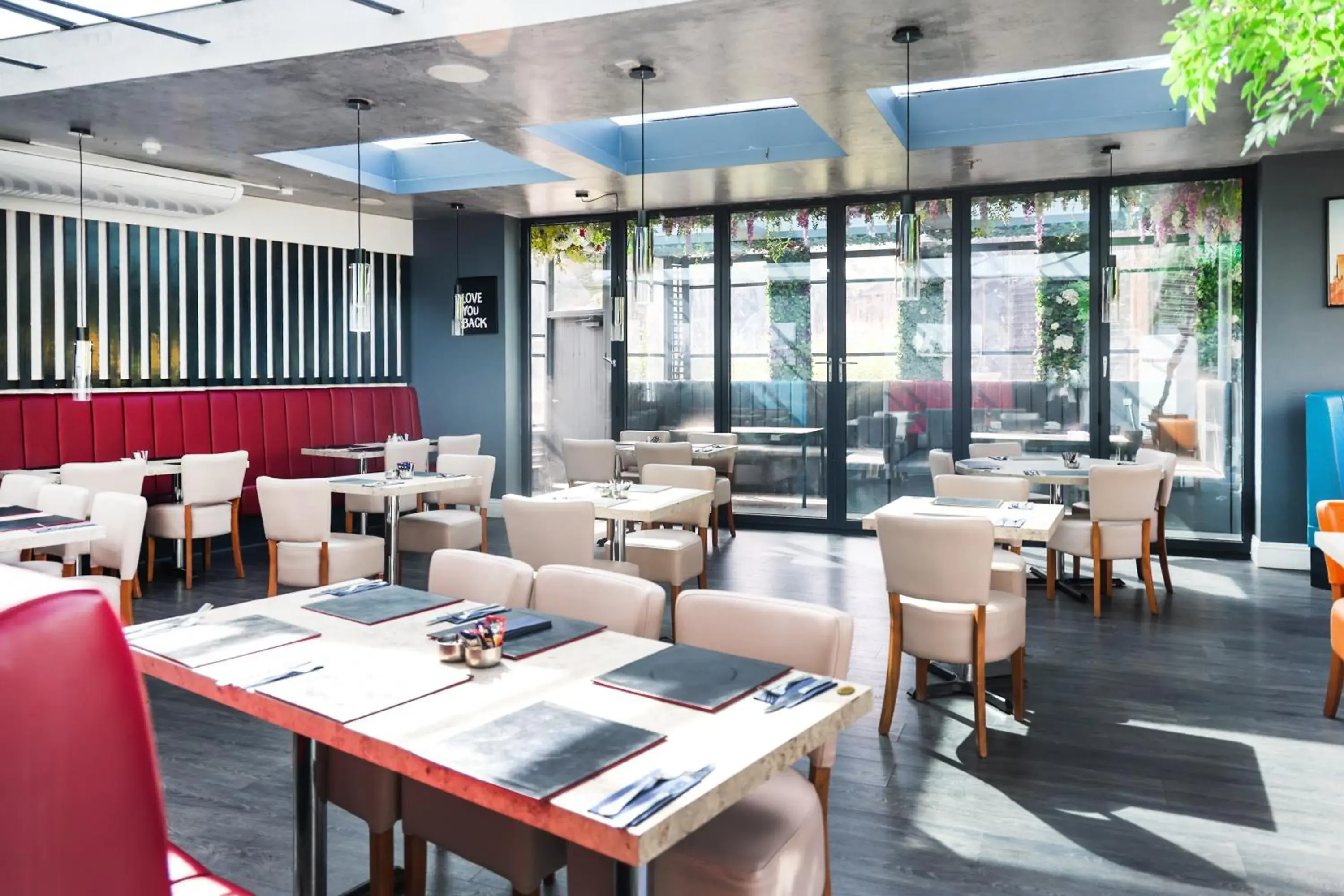 Restaurant/places to eat in OYO Tong Park Hotel Restaurant/places to eat in OYO Tong Park Hotel