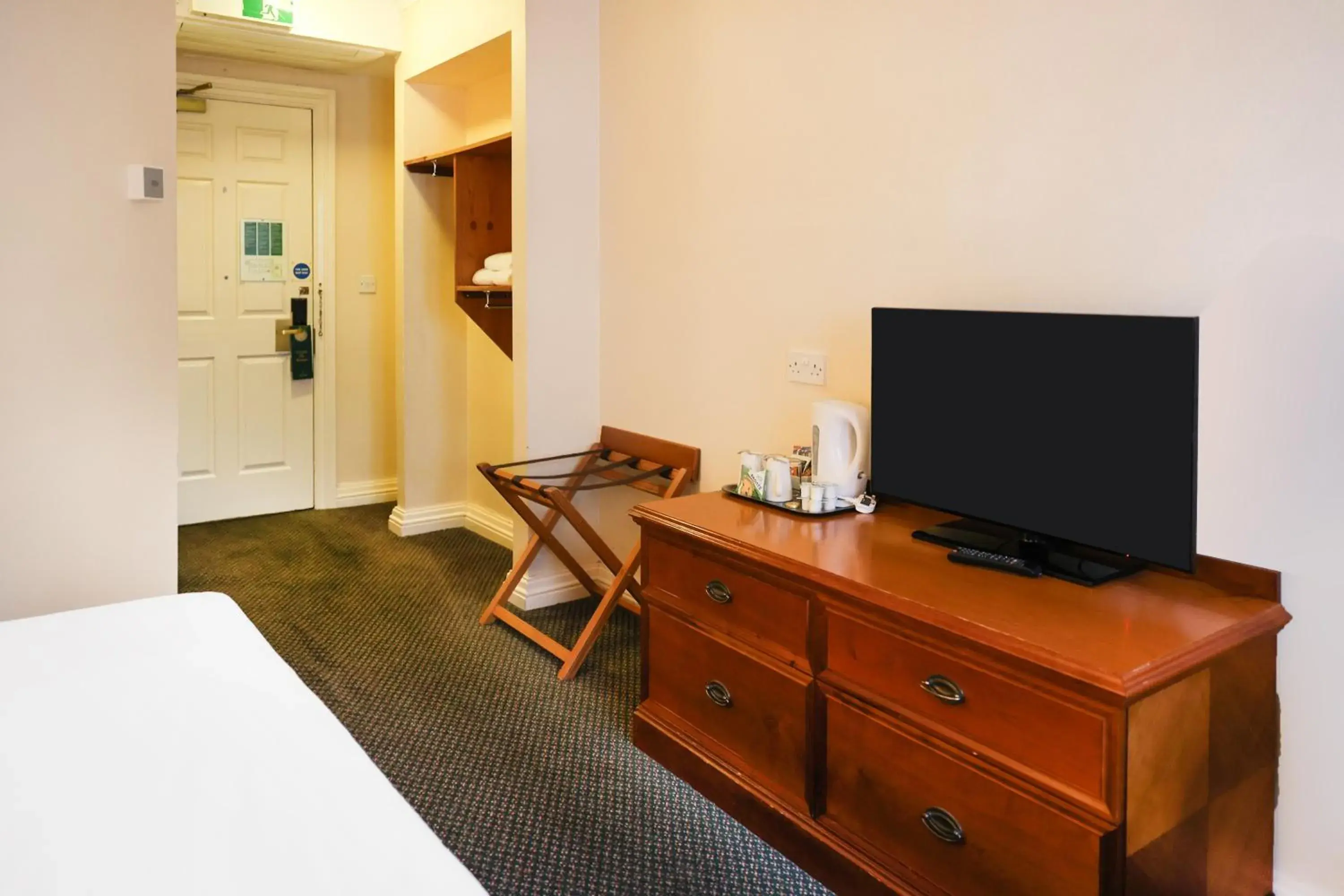 Bedroom, Bed in OYO Tong Park Hotel Bedroom, Bed in OYO Tong Park Hotel