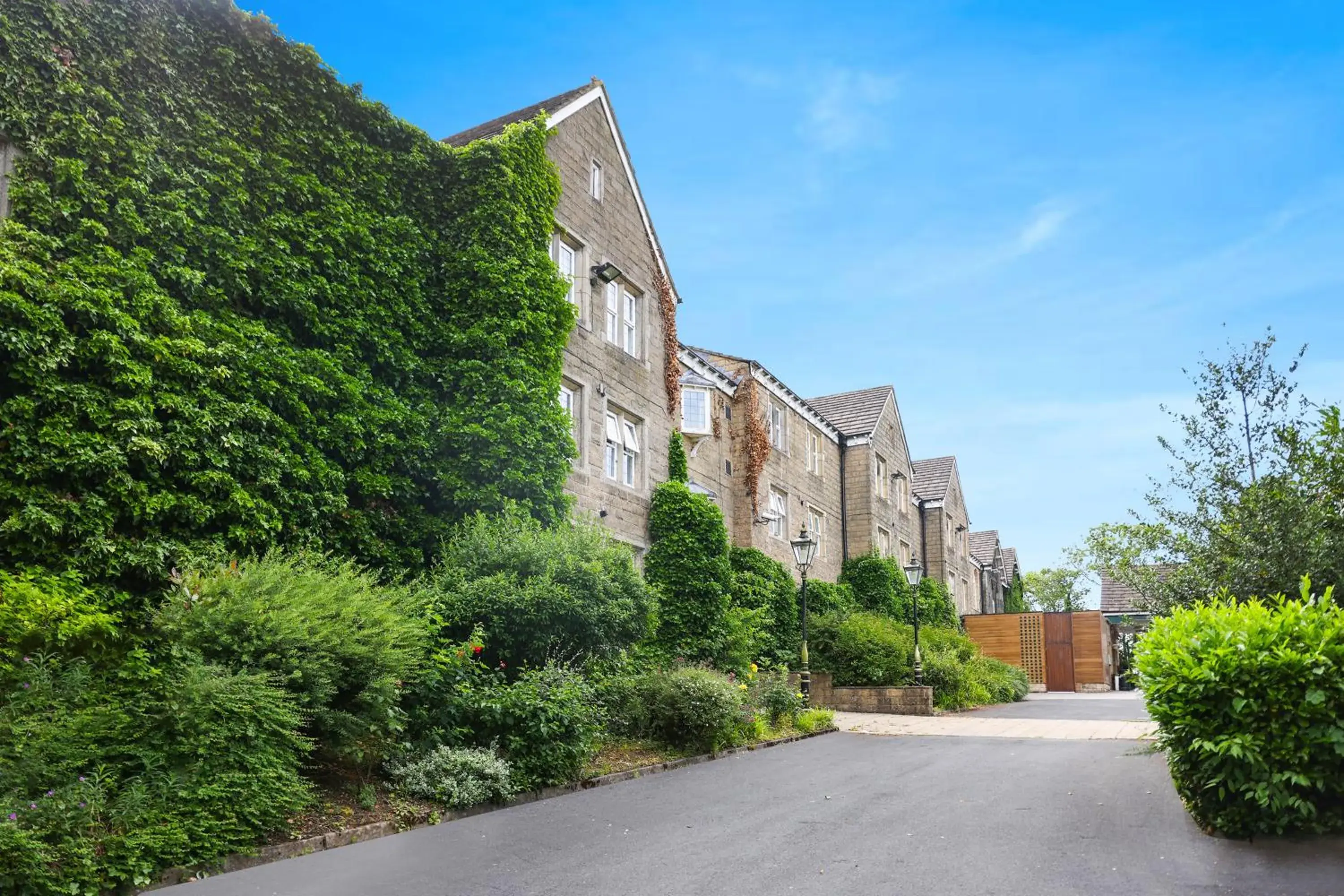 Property building in OYO Tong Park Hotel Property building in OYO Tong Park Hotel