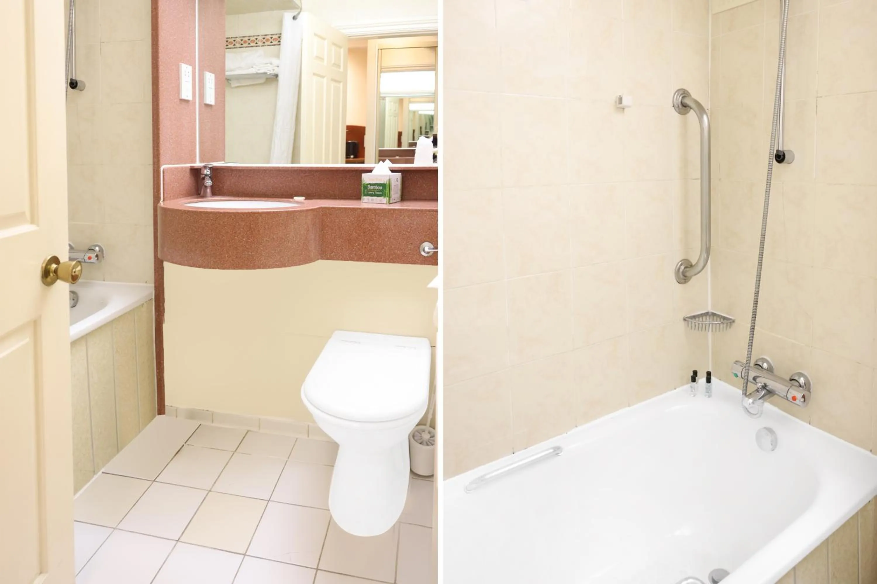 Bathroom in OYO Tong Park Hotel