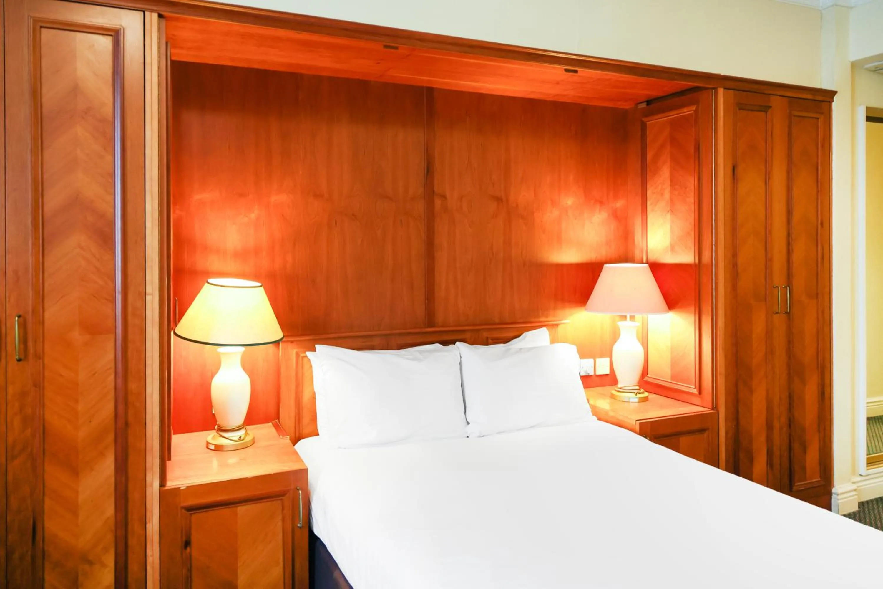 Bedroom, Bed in OYO Tong Park Hotel