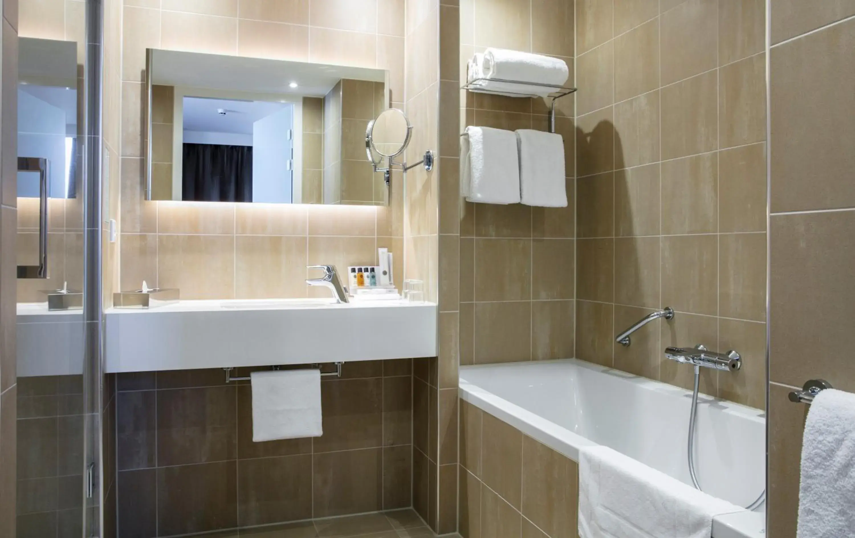 Bathroom in Holiday Inn Amsterdam - Arena Towers by IHG Bathroom in Holiday Inn Amsterdam - Arena Towers by IHG