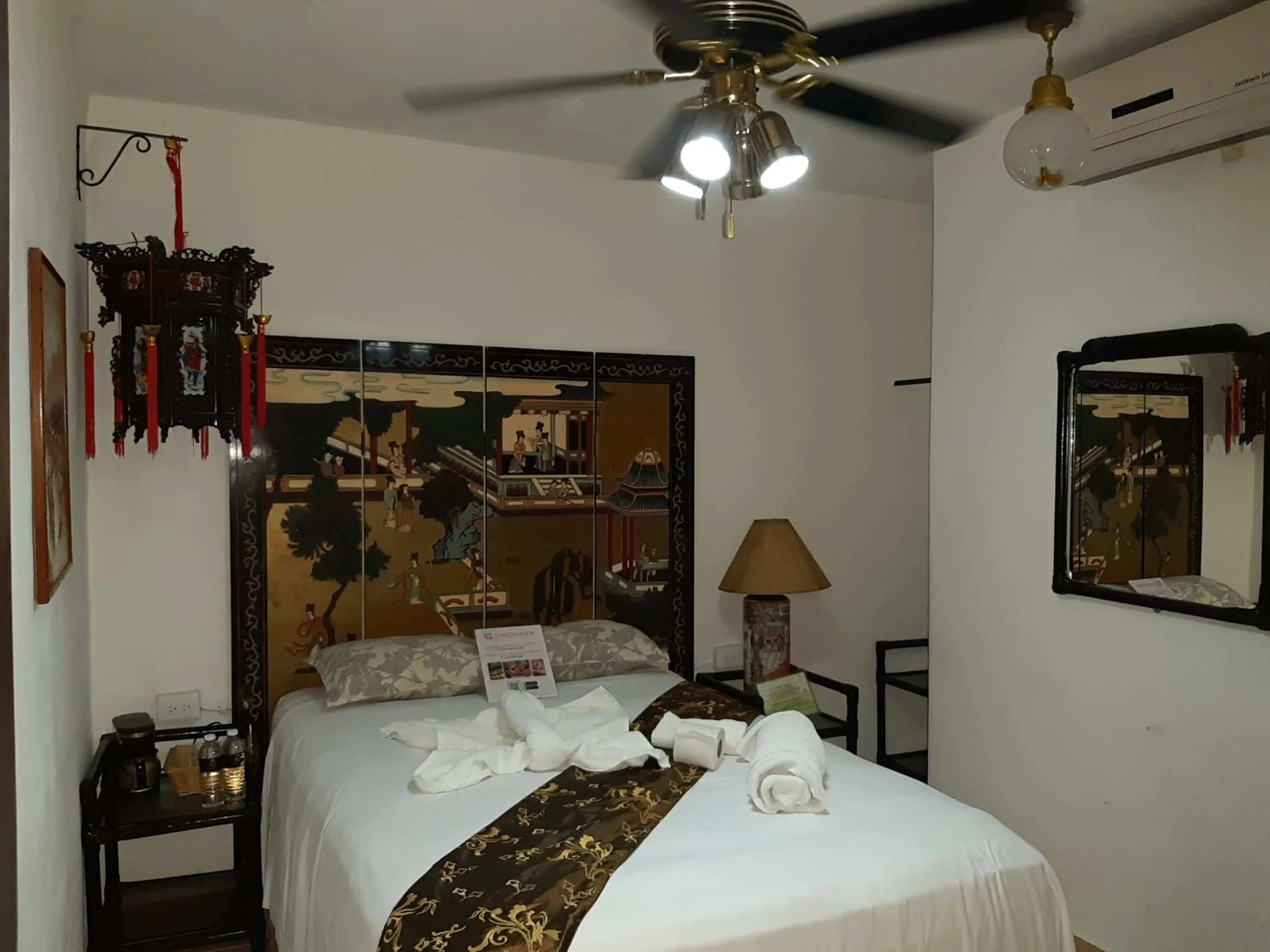 Photo of the whole room, Bed in Palacio Canton Hotel - Valladolid