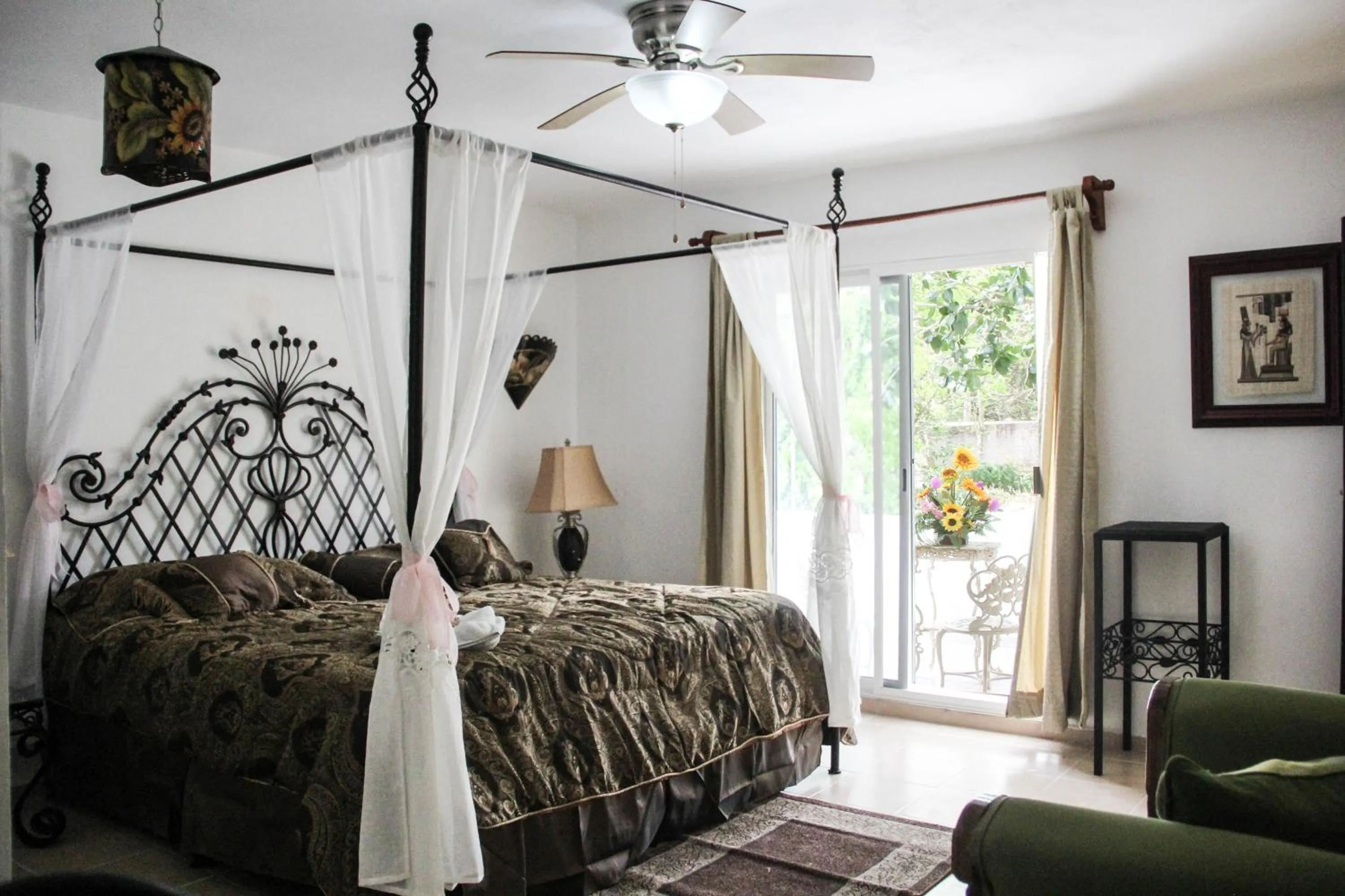 Photo of the whole room, Bed in Palacio Canton Hotel - Valladolid