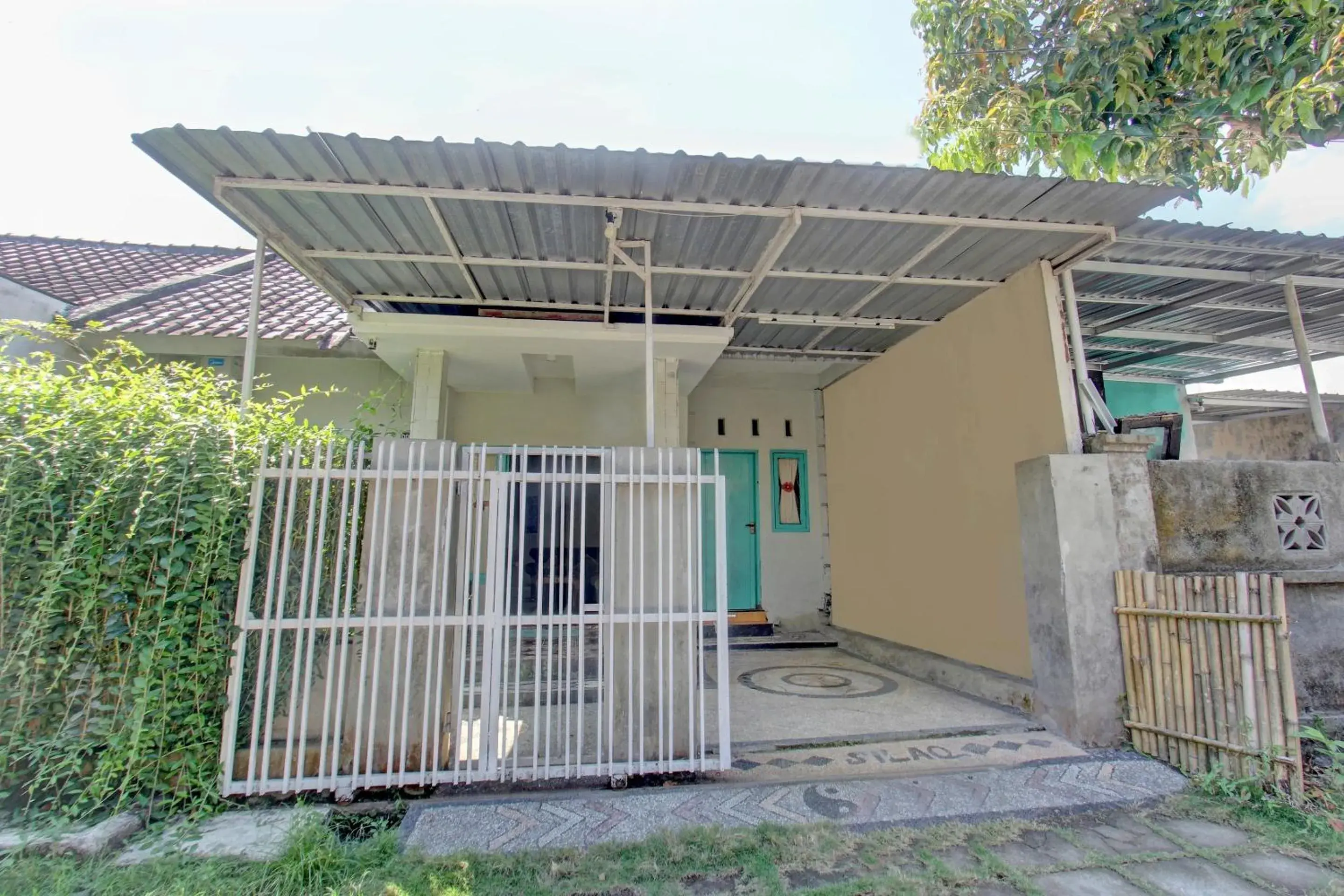 Facade/entrance in OYO 92825 Kamar Lombok Facade/entrance in OYO 92825 Kamar Lombok