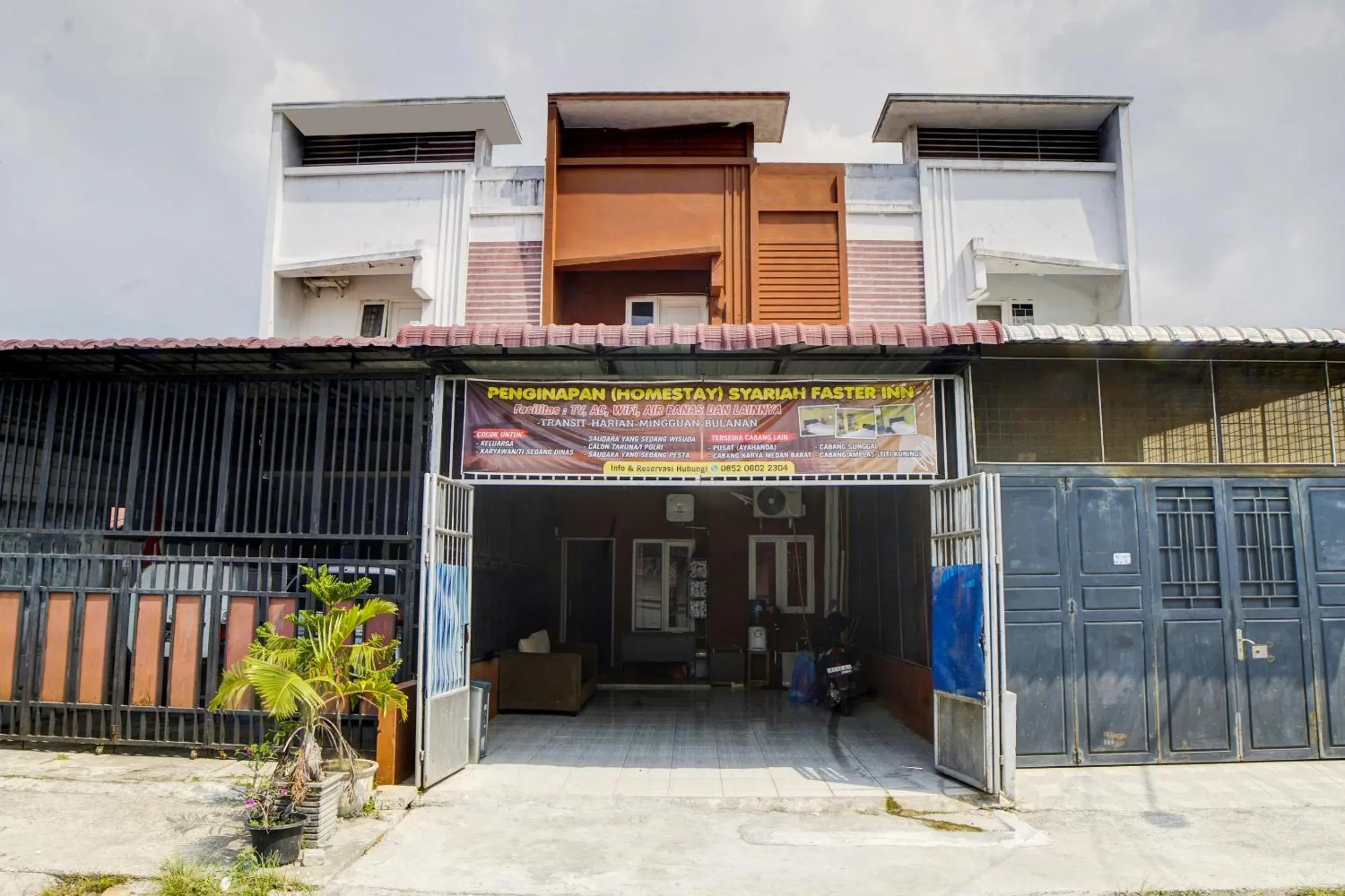 Facade/entrance in Hotel O Penginapan Syariah Faster Inn Facade/entrance in Hotel O Penginapan Syariah Faster Inn