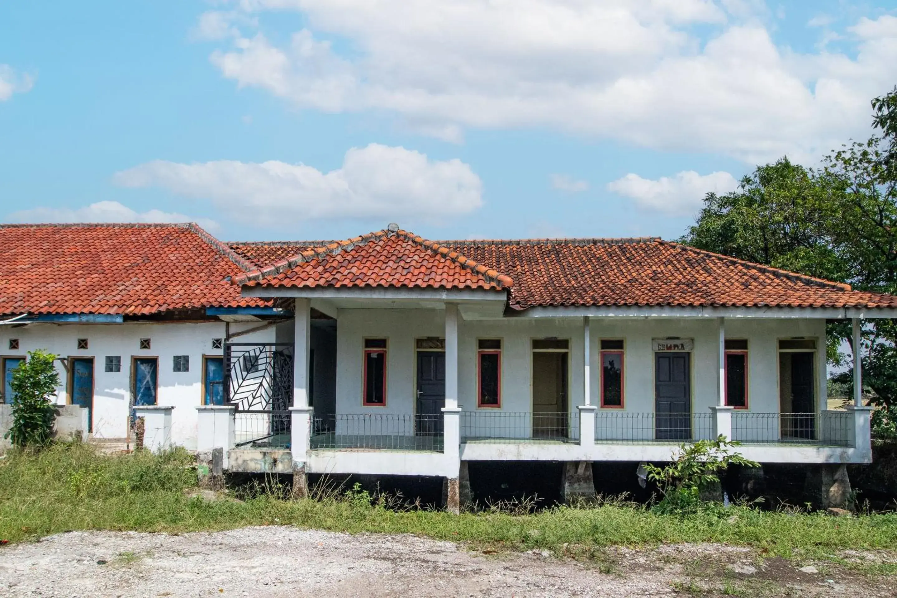 Facade/entrance in Hotel O Al Mahira Syariah Facade/entrance in Hotel O Al Mahira Syariah