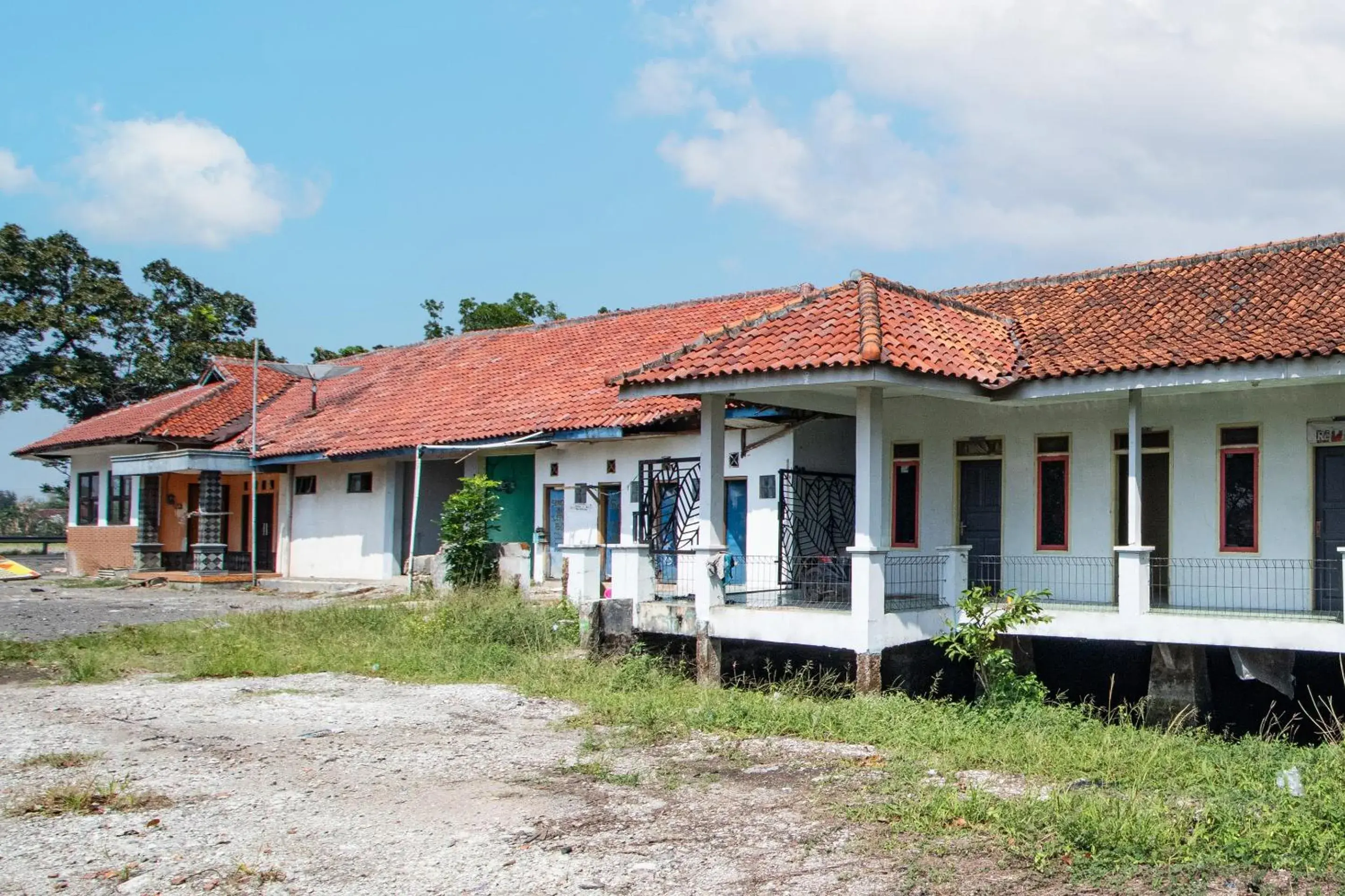 Facade/entrance in Hotel O Al Mahira Syariah Facade/entrance in Hotel O Al Mahira Syariah