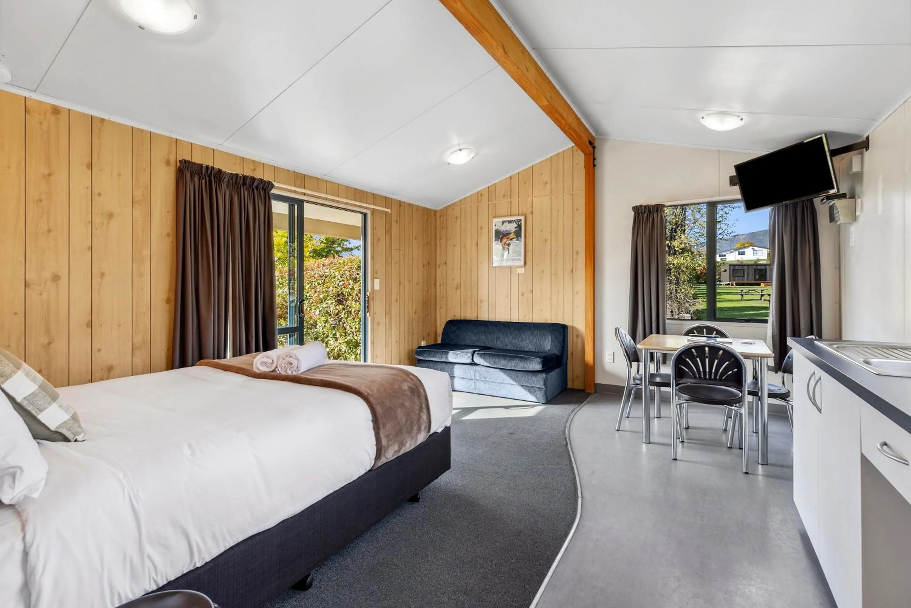 Superior One-Bedroom Ensuite Cabin - 2 Queen Beds and Single Bed in Hampshire Holiday Parks - Wanaka