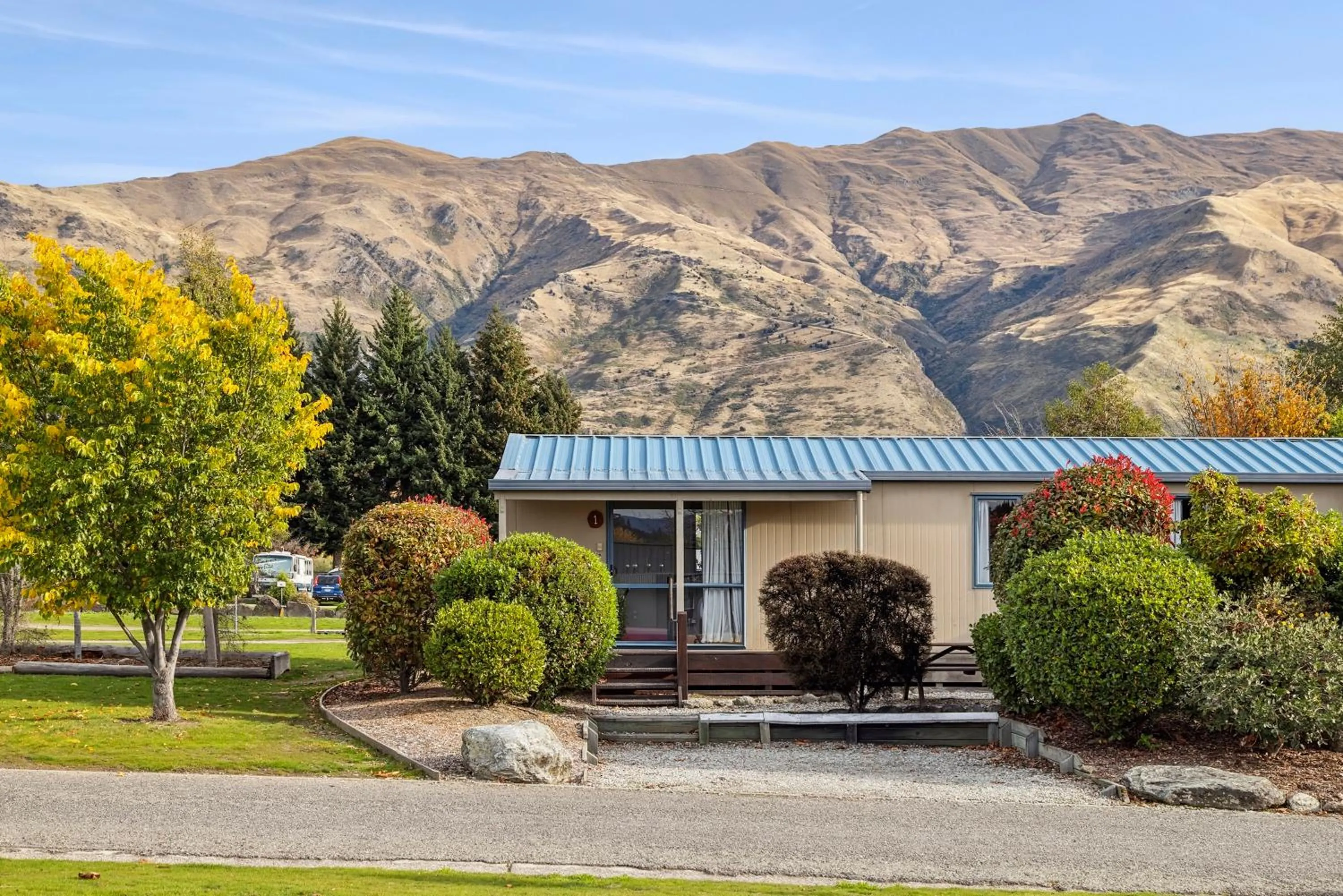 Superior One-Bedroom Ensuite Cabin - Queen Bed, Single Bed and Bunk Bed in Hampshire Holiday Parks - Wanaka