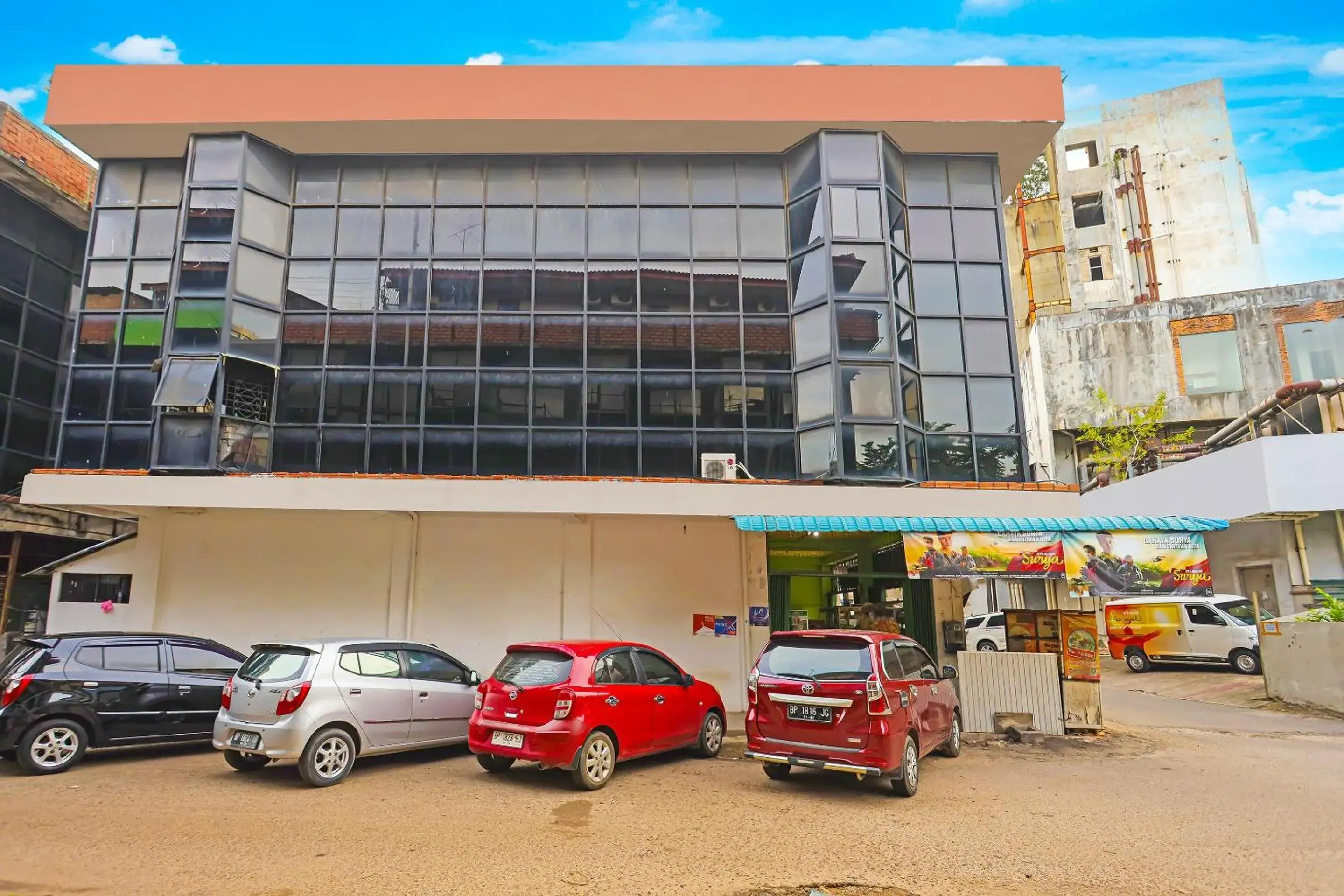 Facade/entrance in Hotel O Paris SyariahNearTempat Makan Pagi Sore Nohil Facade/entrance in Hotel O Paris SyariahNearTempat Makan Pagi Sore Nohil