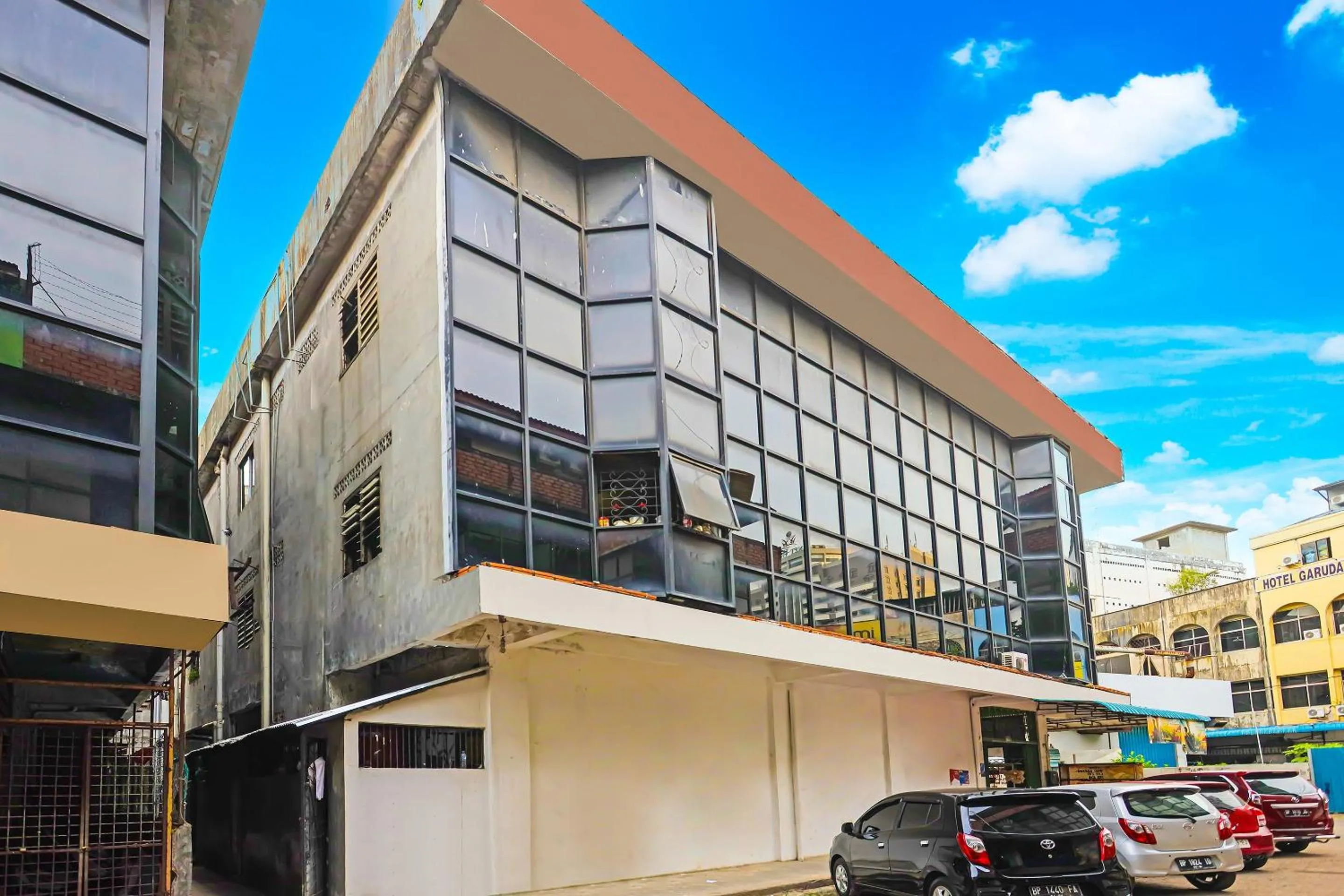 Facade/entrance in Hotel O Paris SyariahNearTempat Makan Pagi Sore Nohil