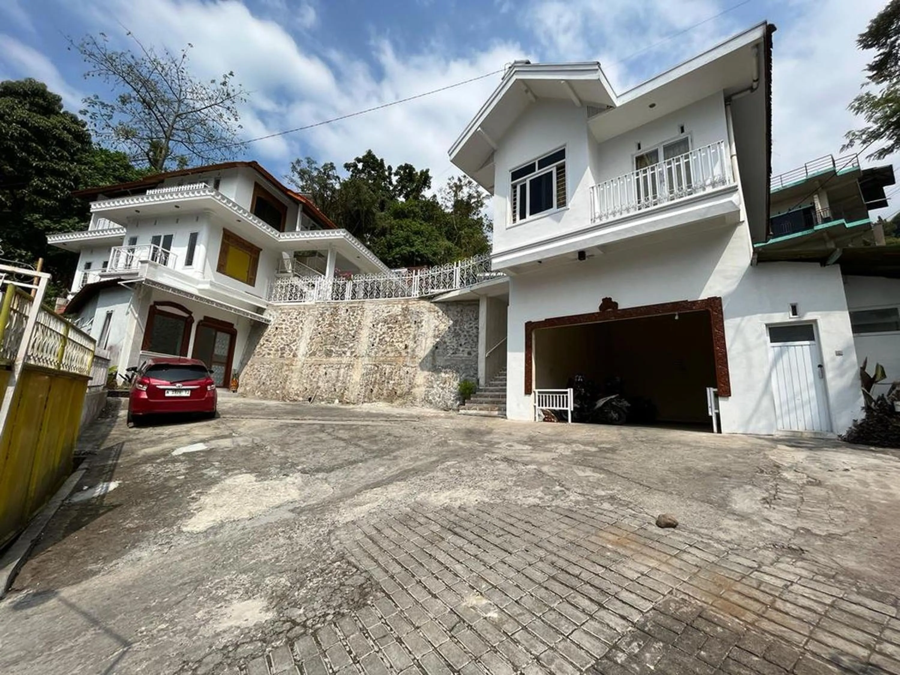 Parking in OYO LIFE 92844 Penginapan Cibodas