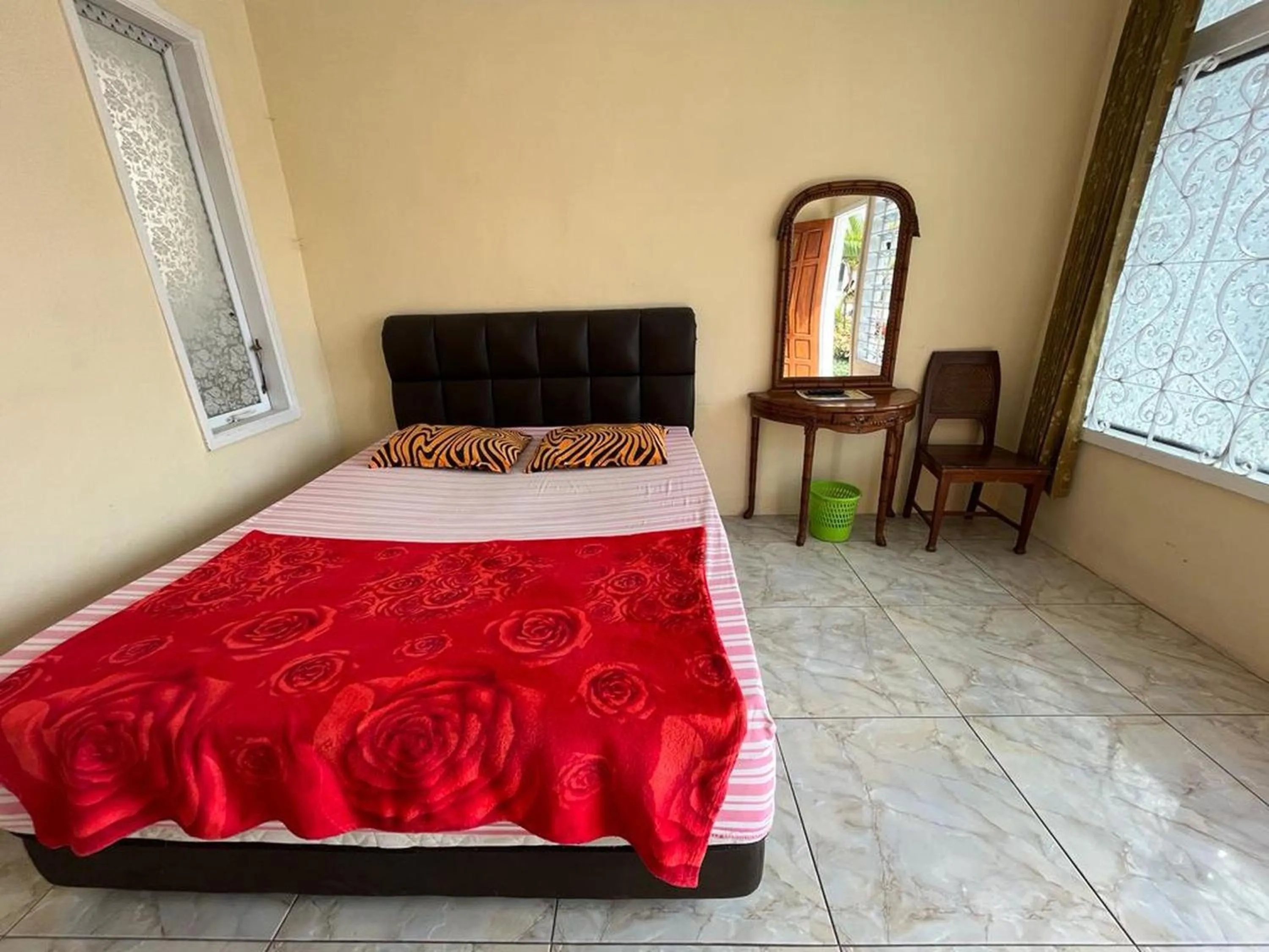 Bedroom, Bed in OYO LIFE 92844 Penginapan Cibodas