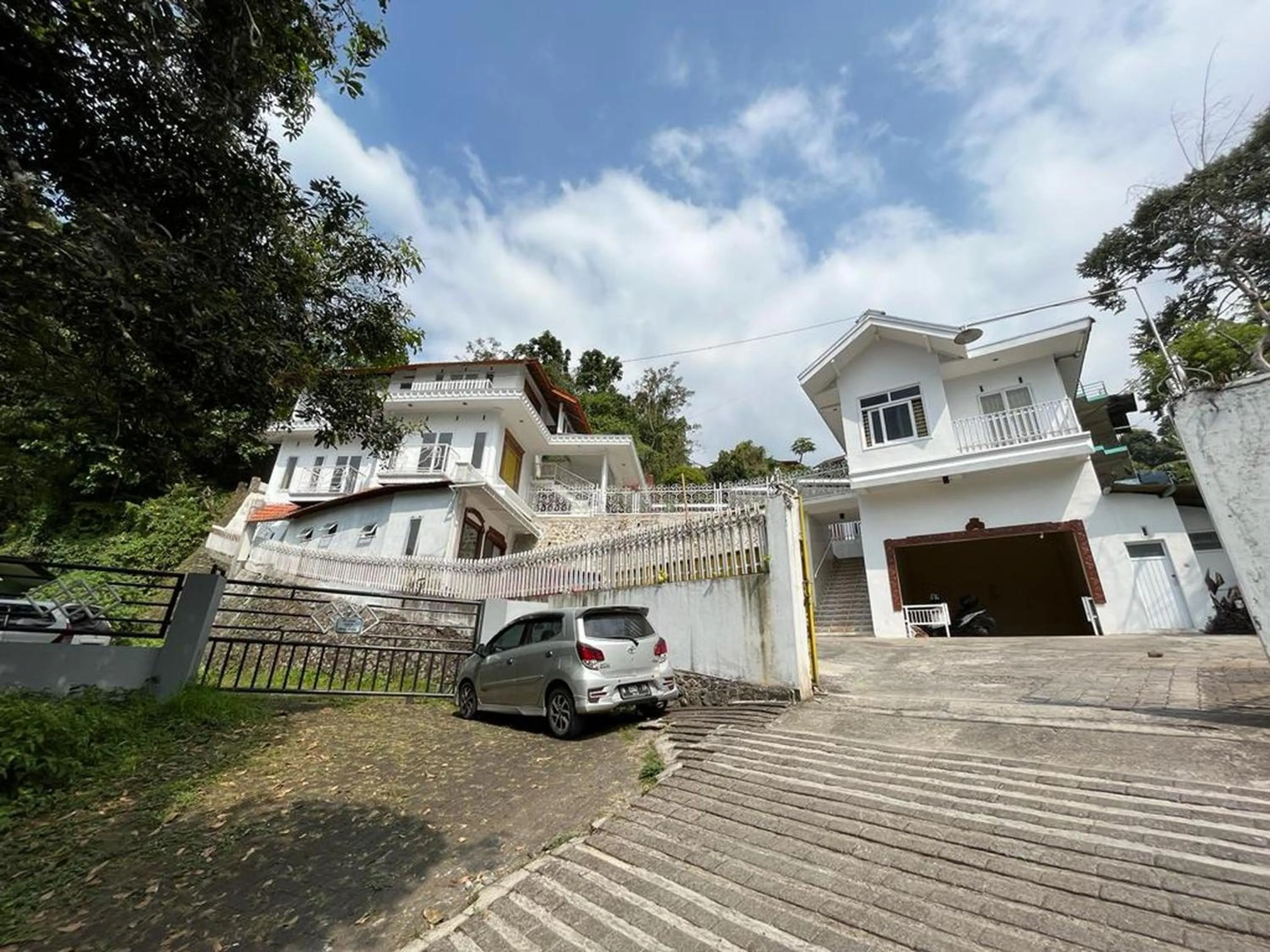 Facade/entrance in OYO LIFE 92844 Penginapan Cibodas