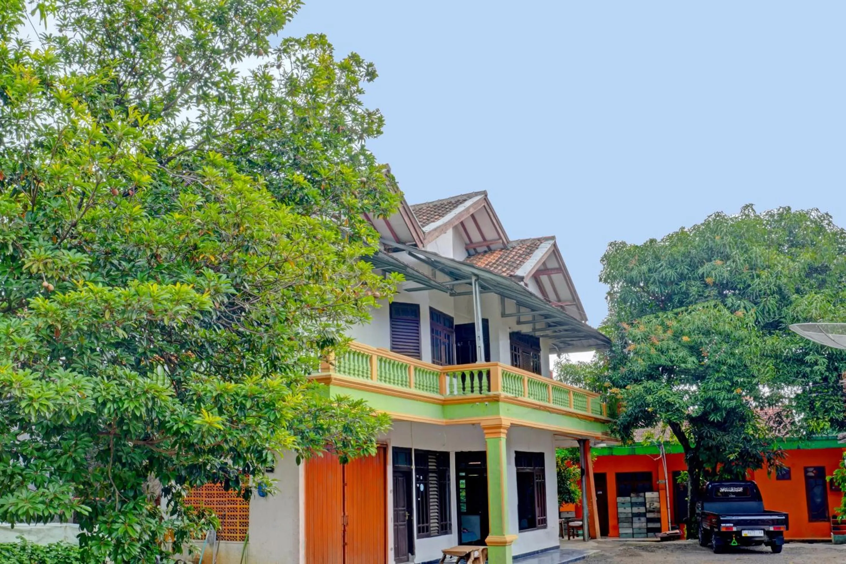 Facade/entrance in Hotel O Home Stay Syariah Aom Kusman