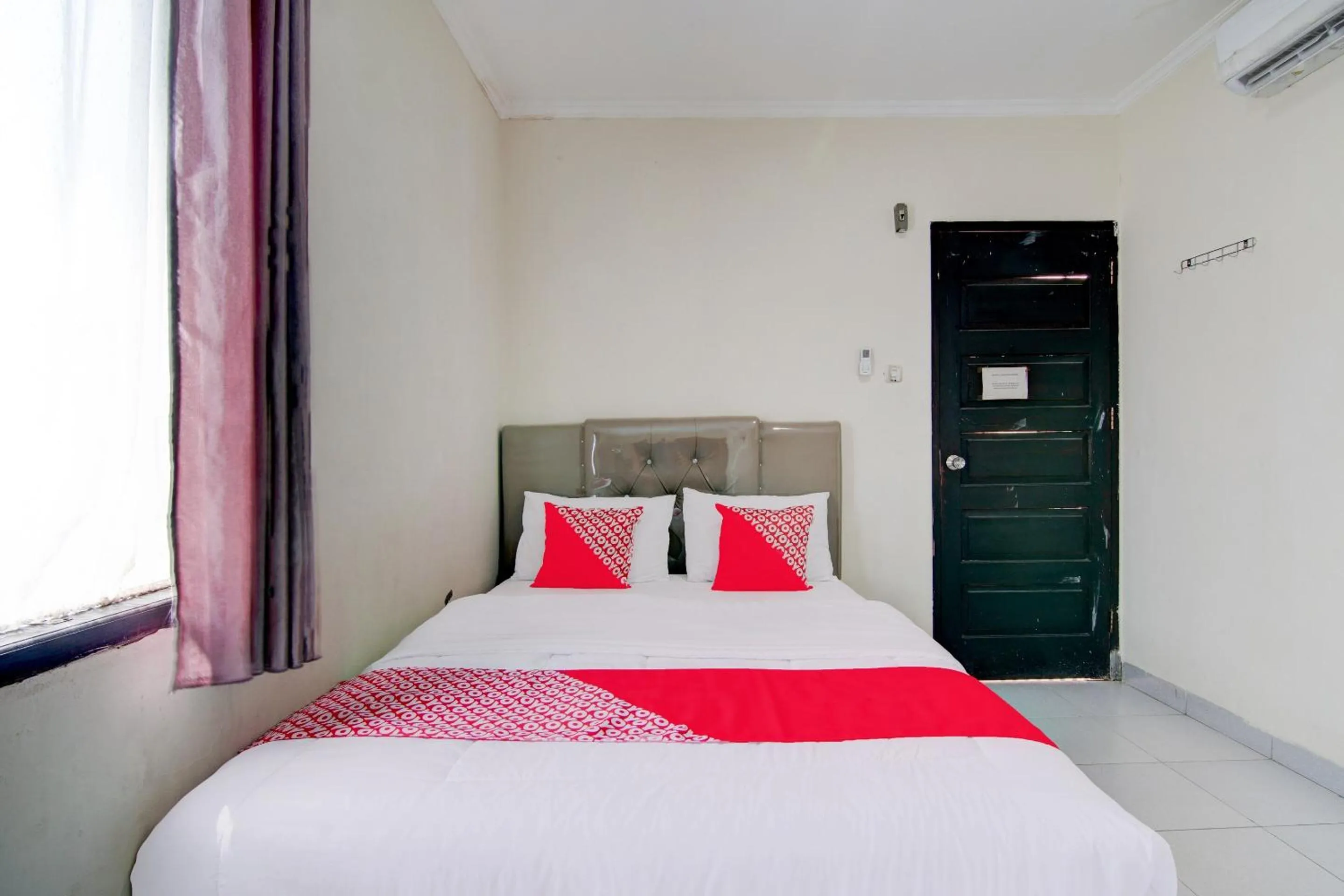 Bedroom, Bed in Hotel O Raya Guest House Syariah