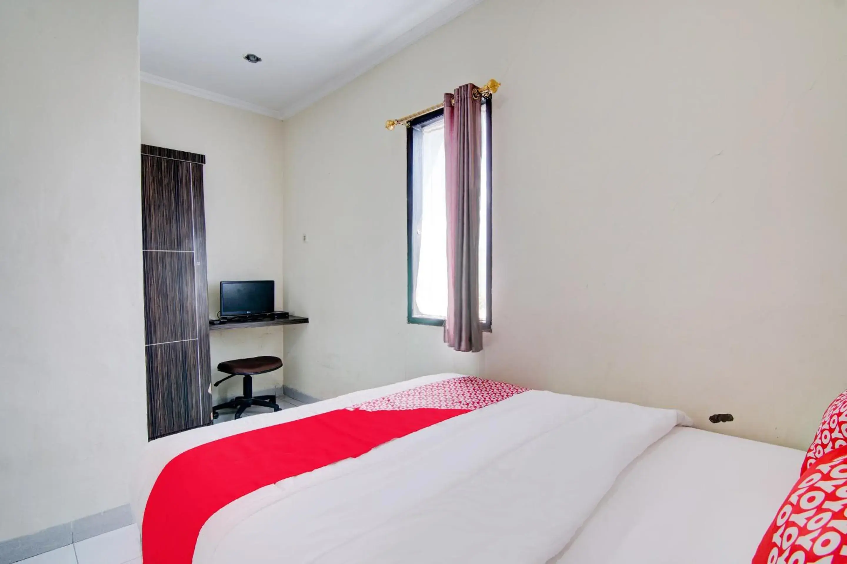 Bedroom, Bed in Hotel O Raya Guest House Syariah Bedroom, Bed in Hotel O Raya Guest House Syariah