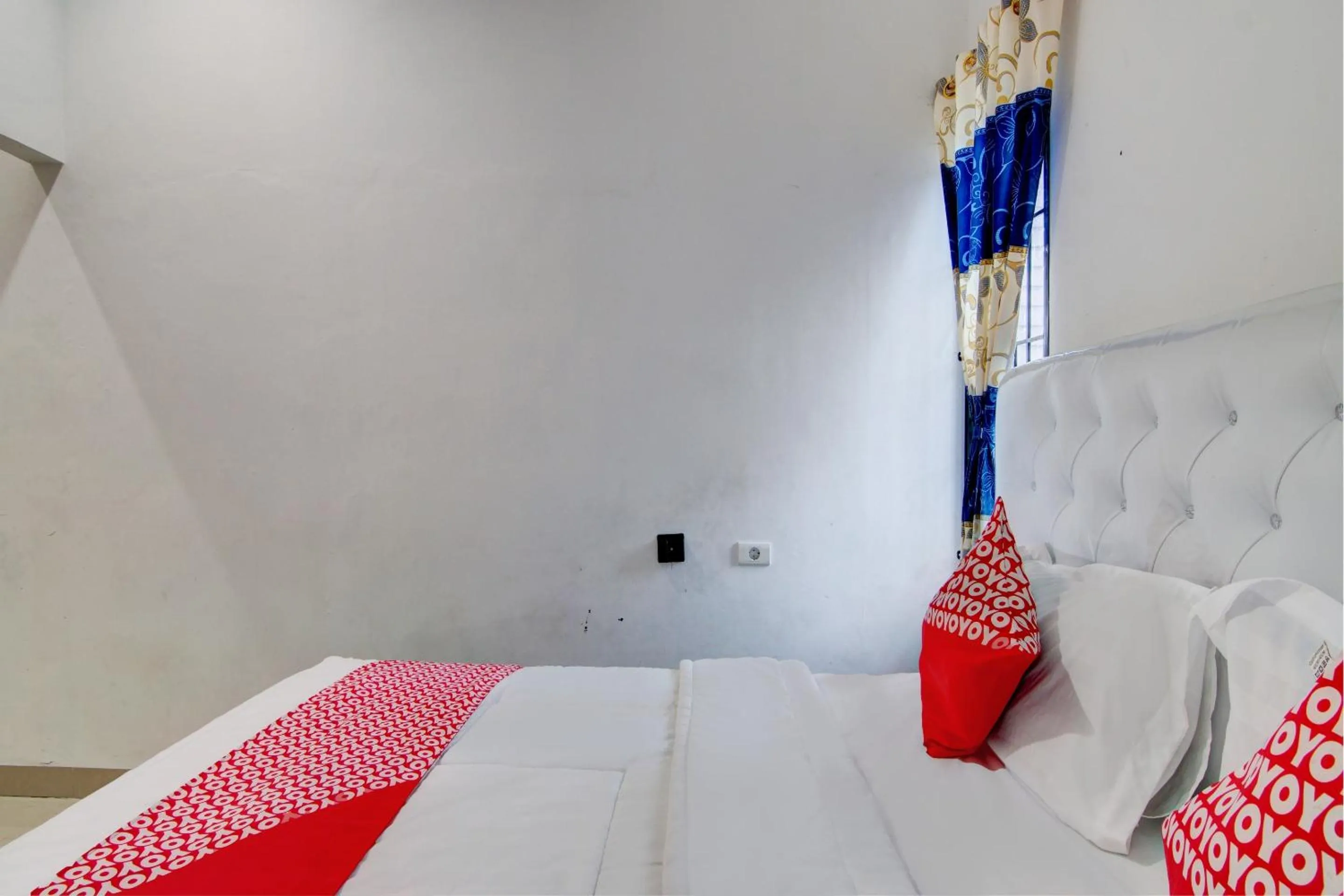 Bedroom, Bed in Hotel O Raya Guest House Syariah