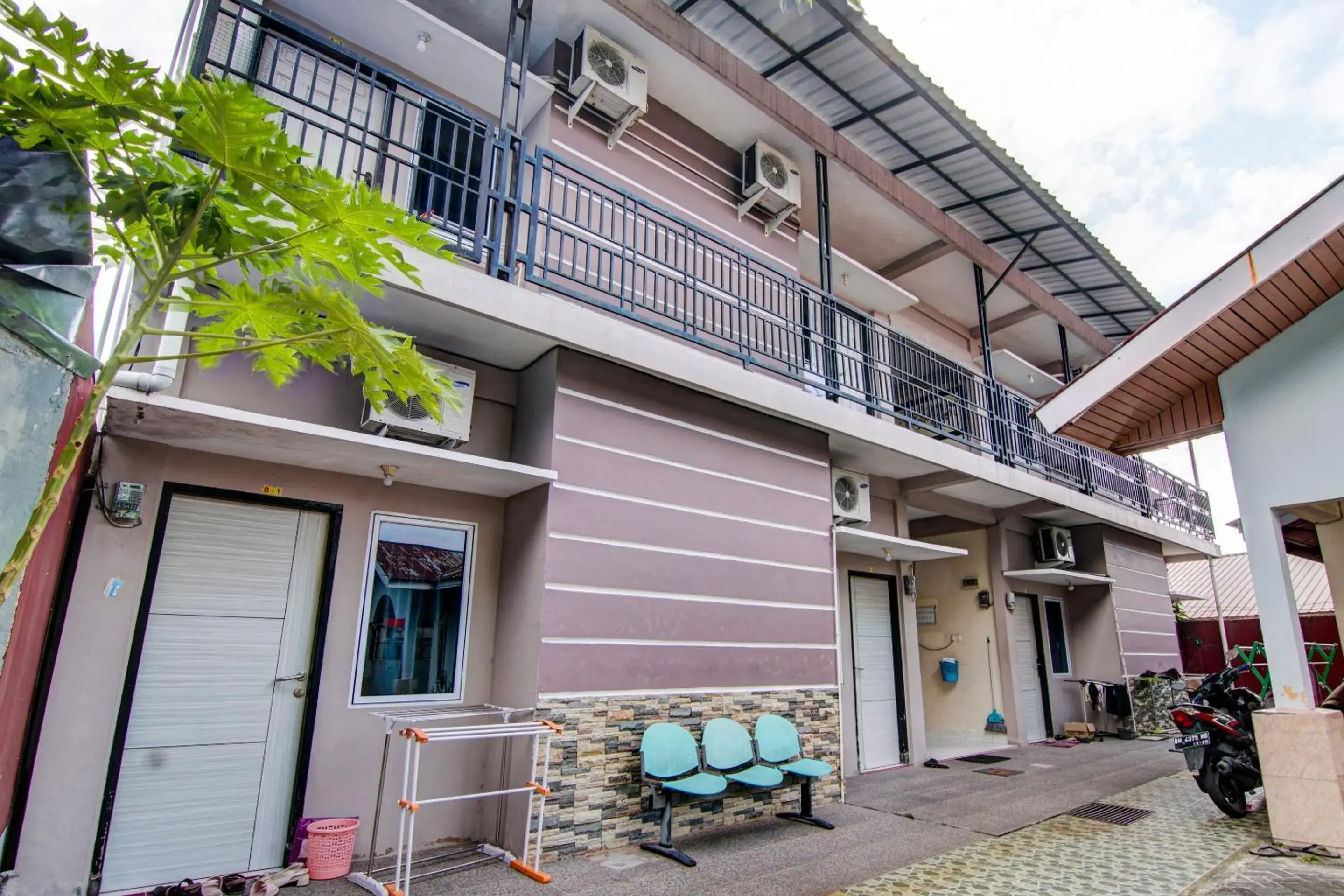 Facade/entrance in Hotel O Raya Guest House Syariah Facade/entrance in Hotel O Raya Guest House Syariah