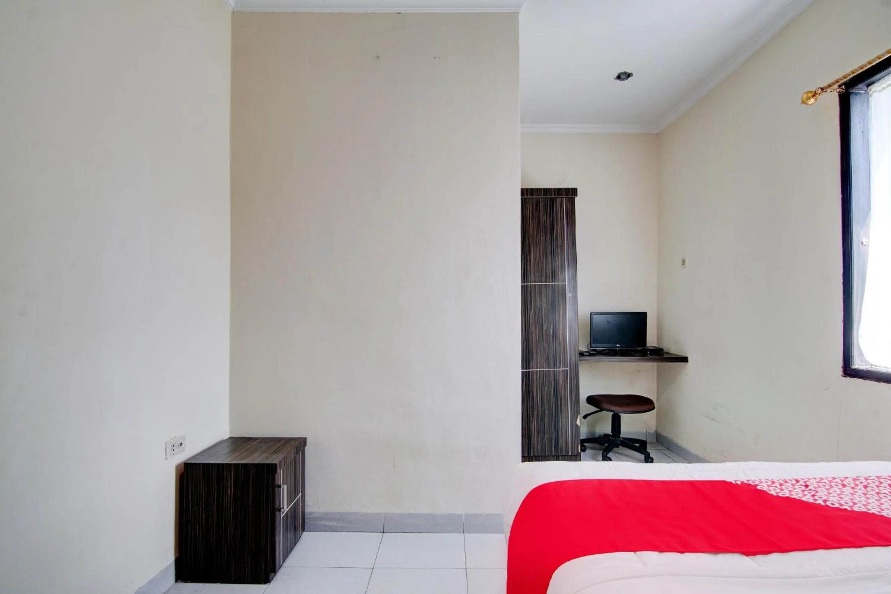 Bedroom, Bed in Hotel O Raya Guest House Syariah