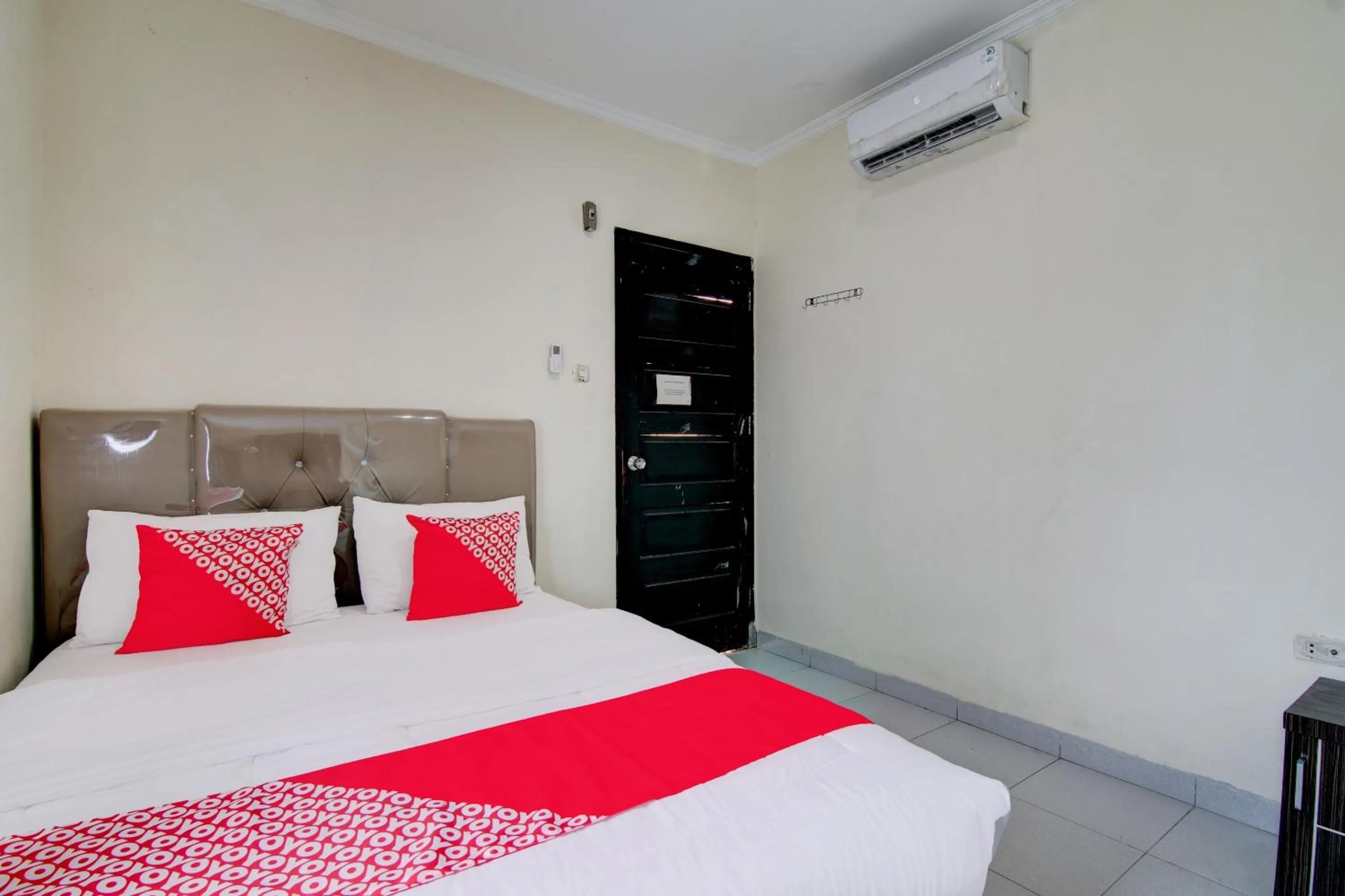 Bedroom, Bed in Hotel O Raya Guest House Syariah