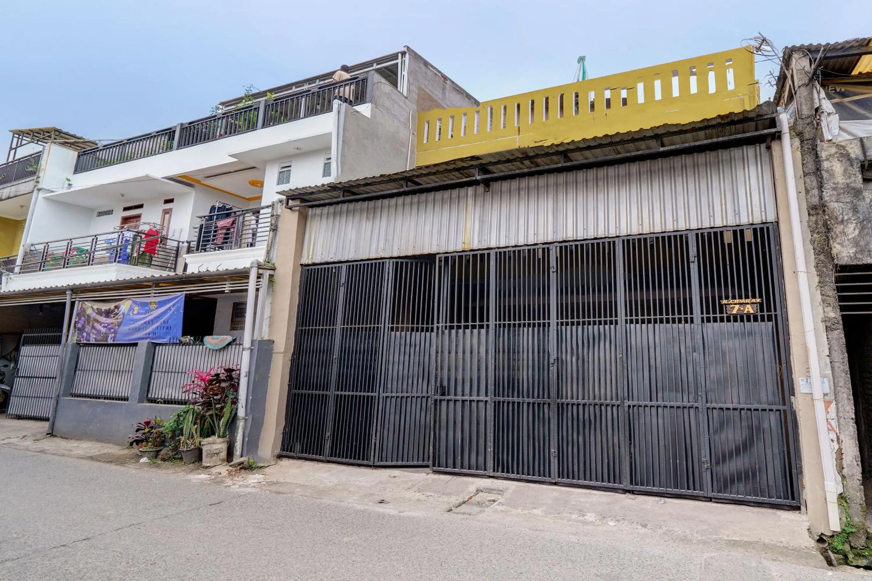 Facade/entrance in OYO 92871 Ciparay Residence