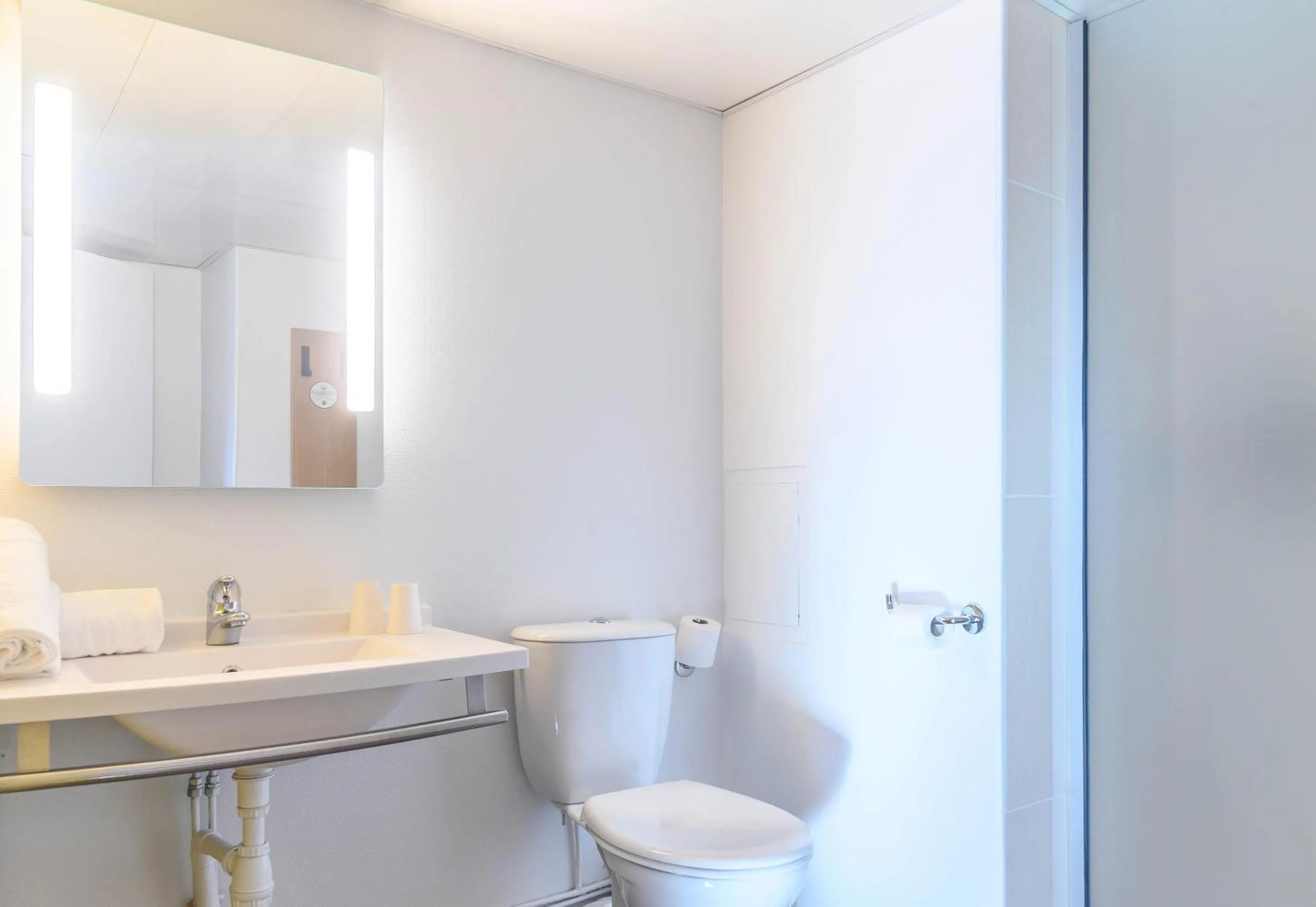 Bathroom in B&B HOTEL Nîmes Centre Arènes