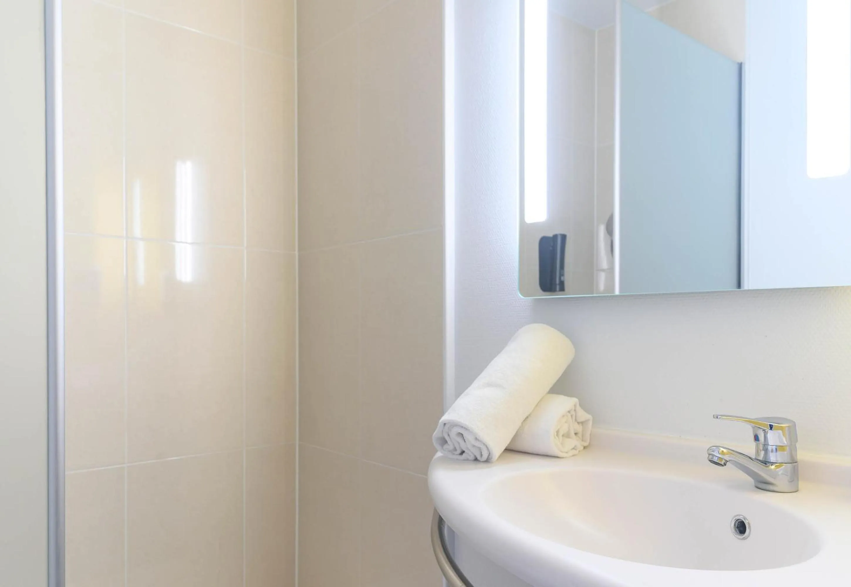 Bathroom in B&B HOTEL Nîmes Centre Arènes