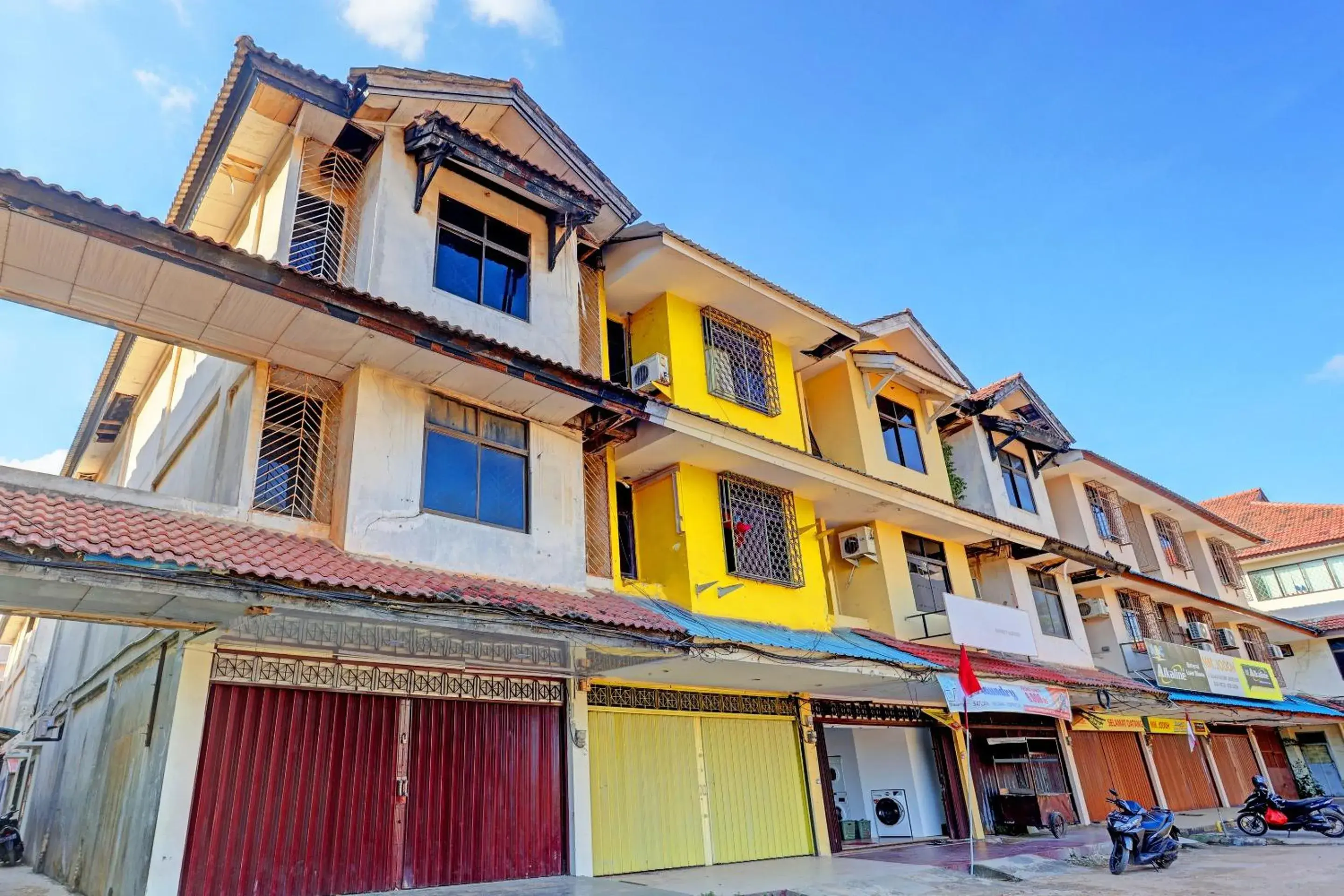 Facade/entrance in Hotel O Pelita StayNearAnugrah Sinar Lautan Facade/entrance in Hotel O Pelita StayNearAnugrah Sinar Lautan