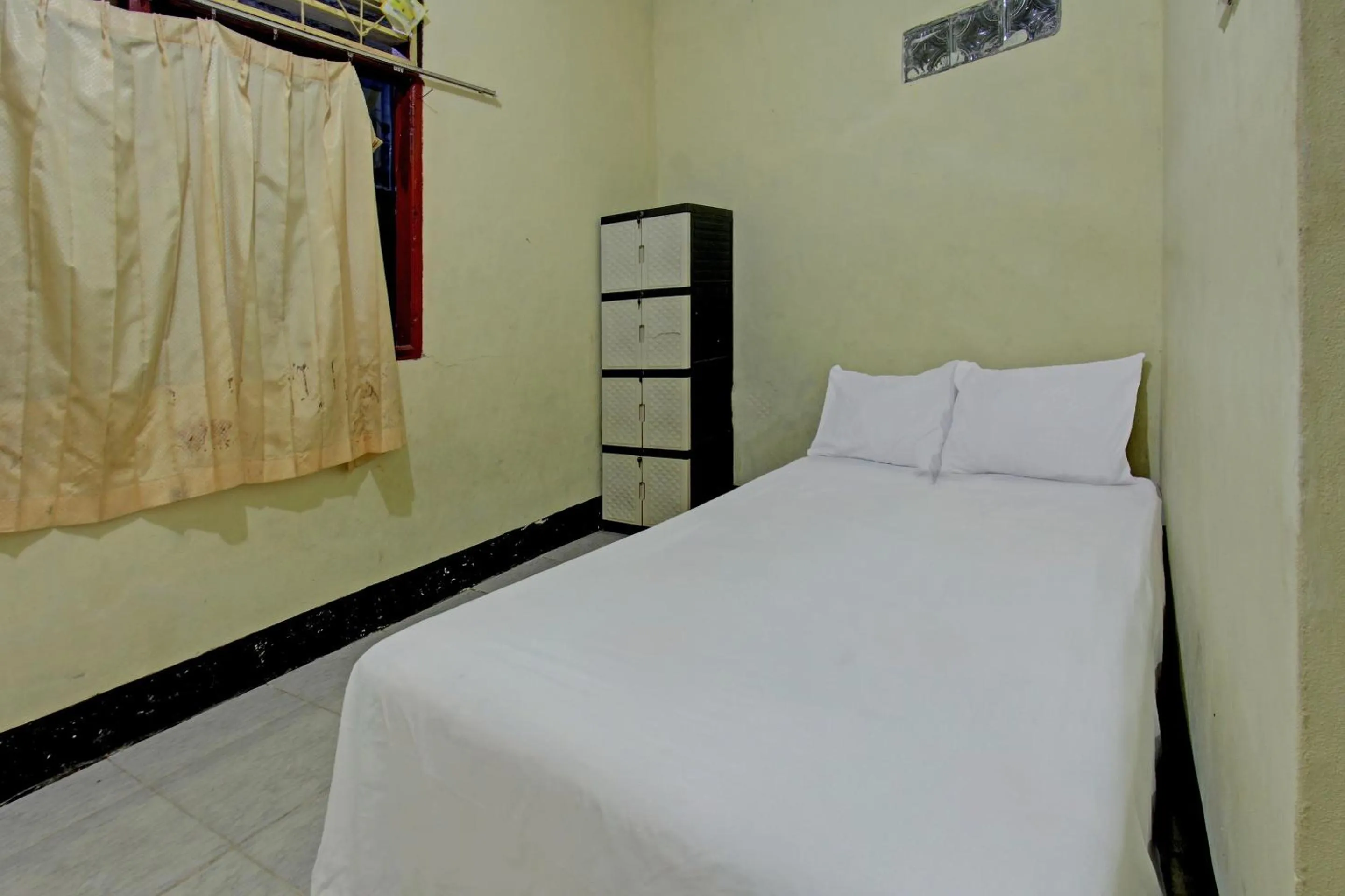 Bedroom, Bed in Hotel O Penginapan 3 Bersaudara Near Pasar Sengkol