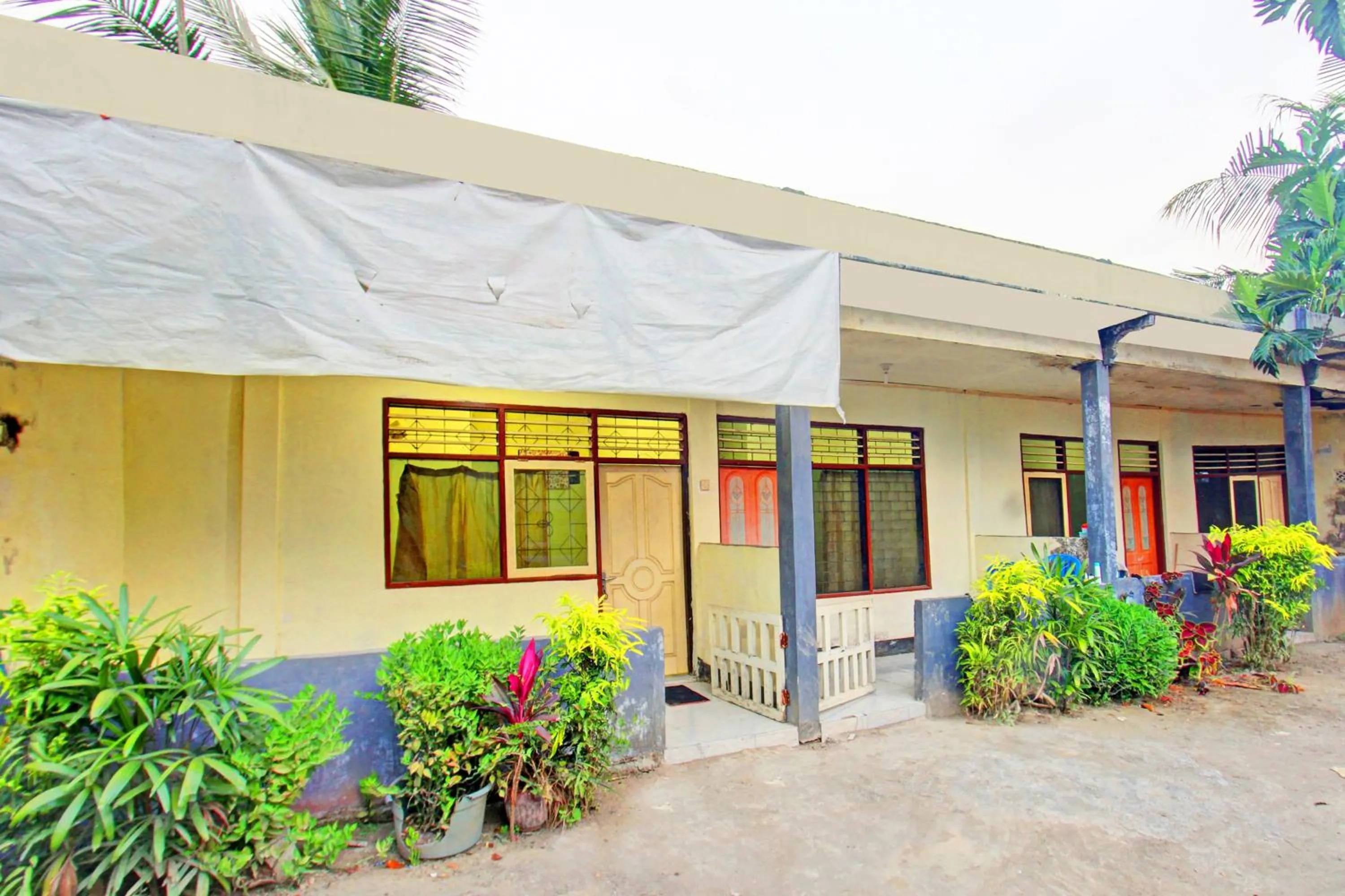 Facade/entrance in Hotel O Penginapan 3 Bersaudara Near Pasar Sengkol