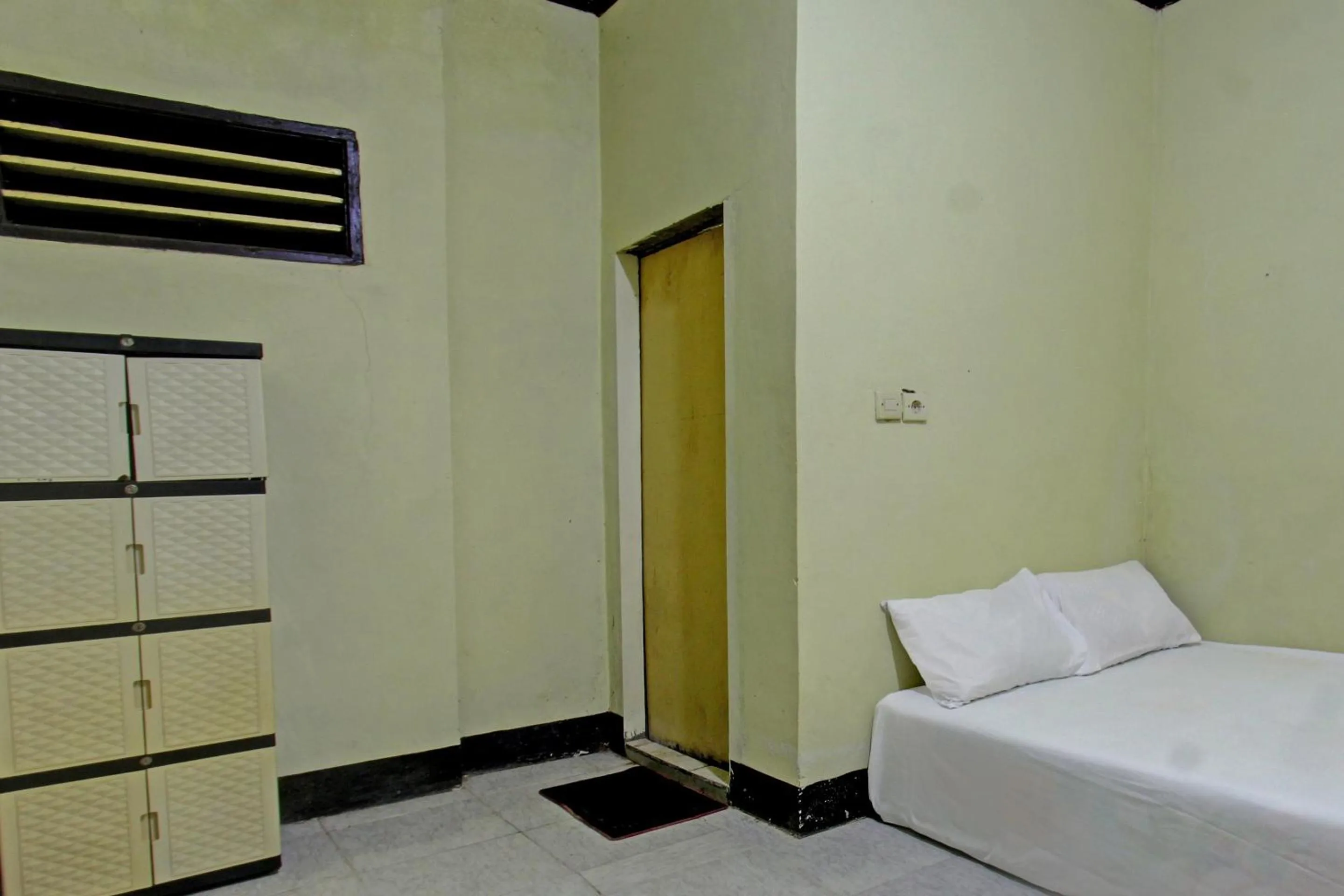 Bedroom, Bed in Hotel O Penginapan 3 Bersaudara Near Pasar Sengkol