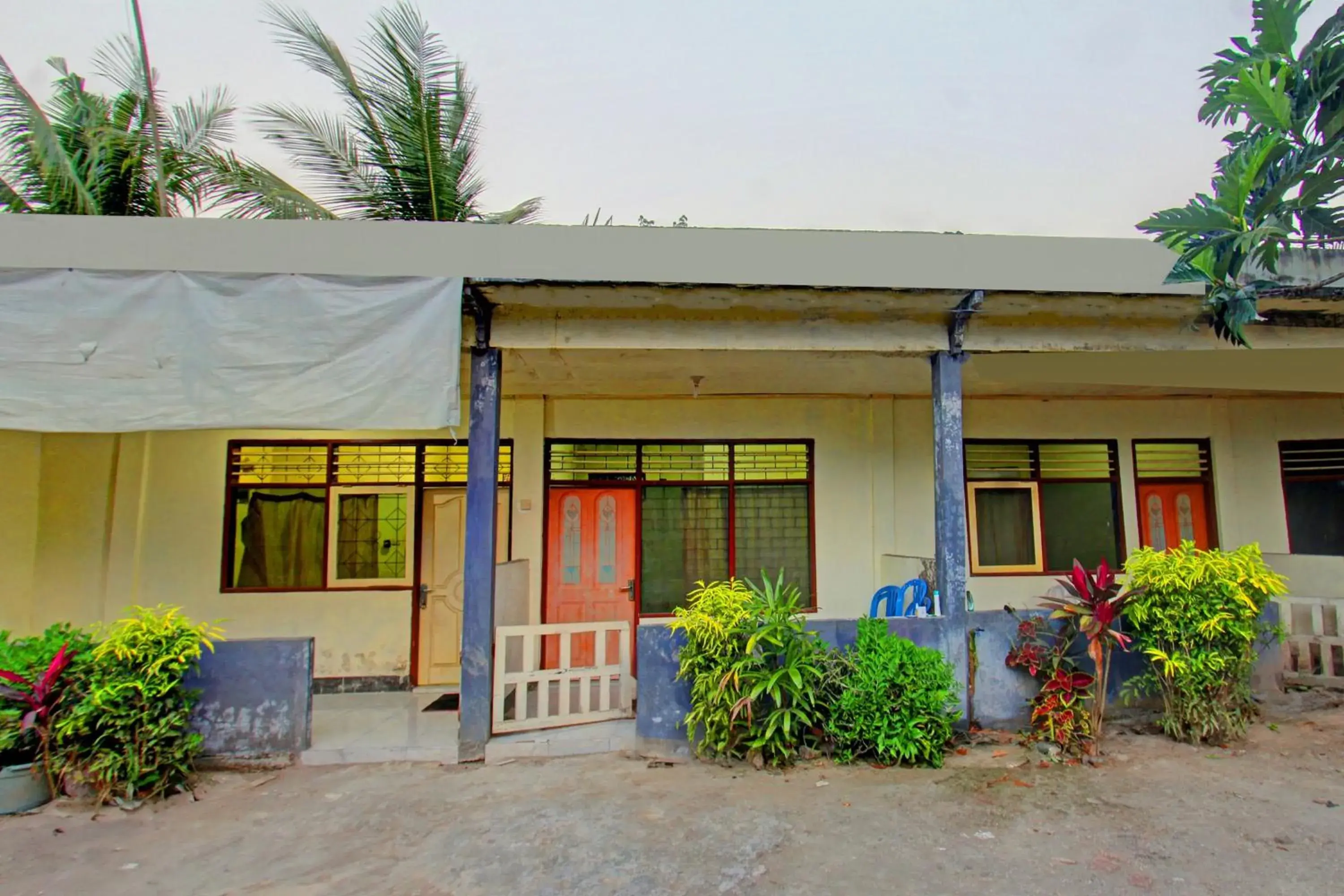 Facade/entrance in Hotel O Penginapan 3 Bersaudara Near Pasar Sengkol Facade/entrance in Hotel O Penginapan 3 Bersaudara Near Pasar Sengkol