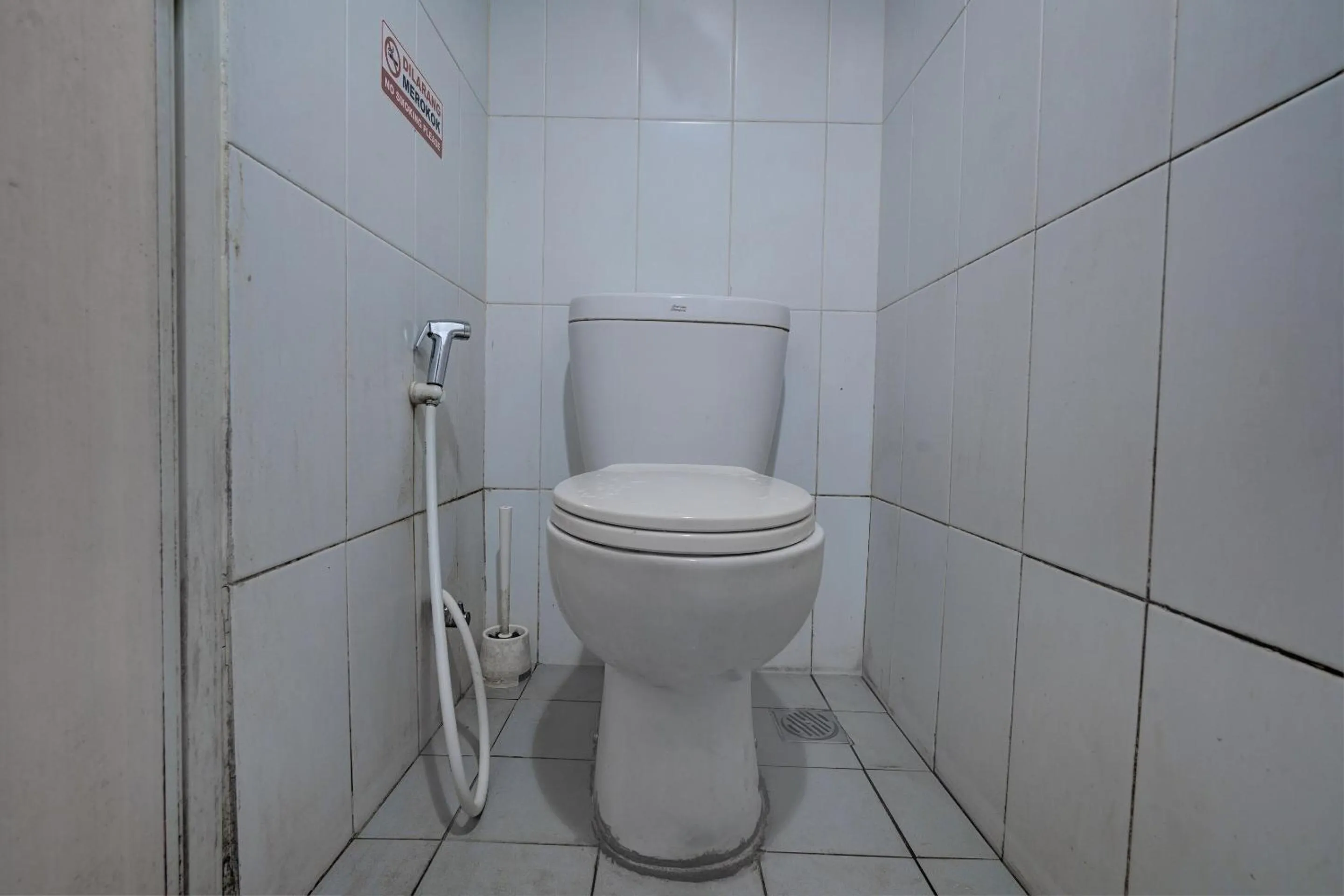 Bathroom in Collection O 92870 Apartement Grand Sentraland Karawang By Ipul