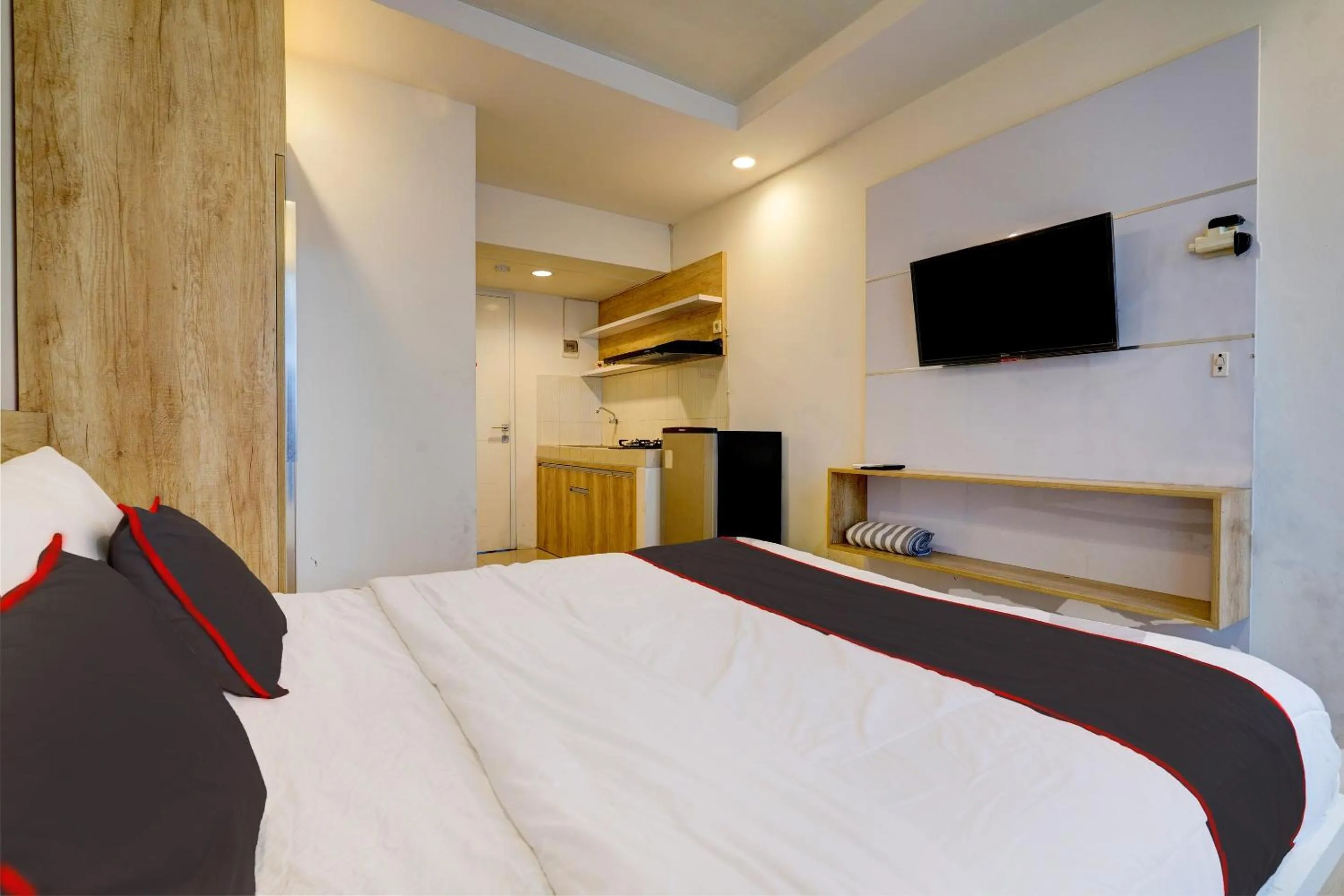 Bedroom in Collection O 92870 Apartement Grand Sentraland Karawang By Ipul