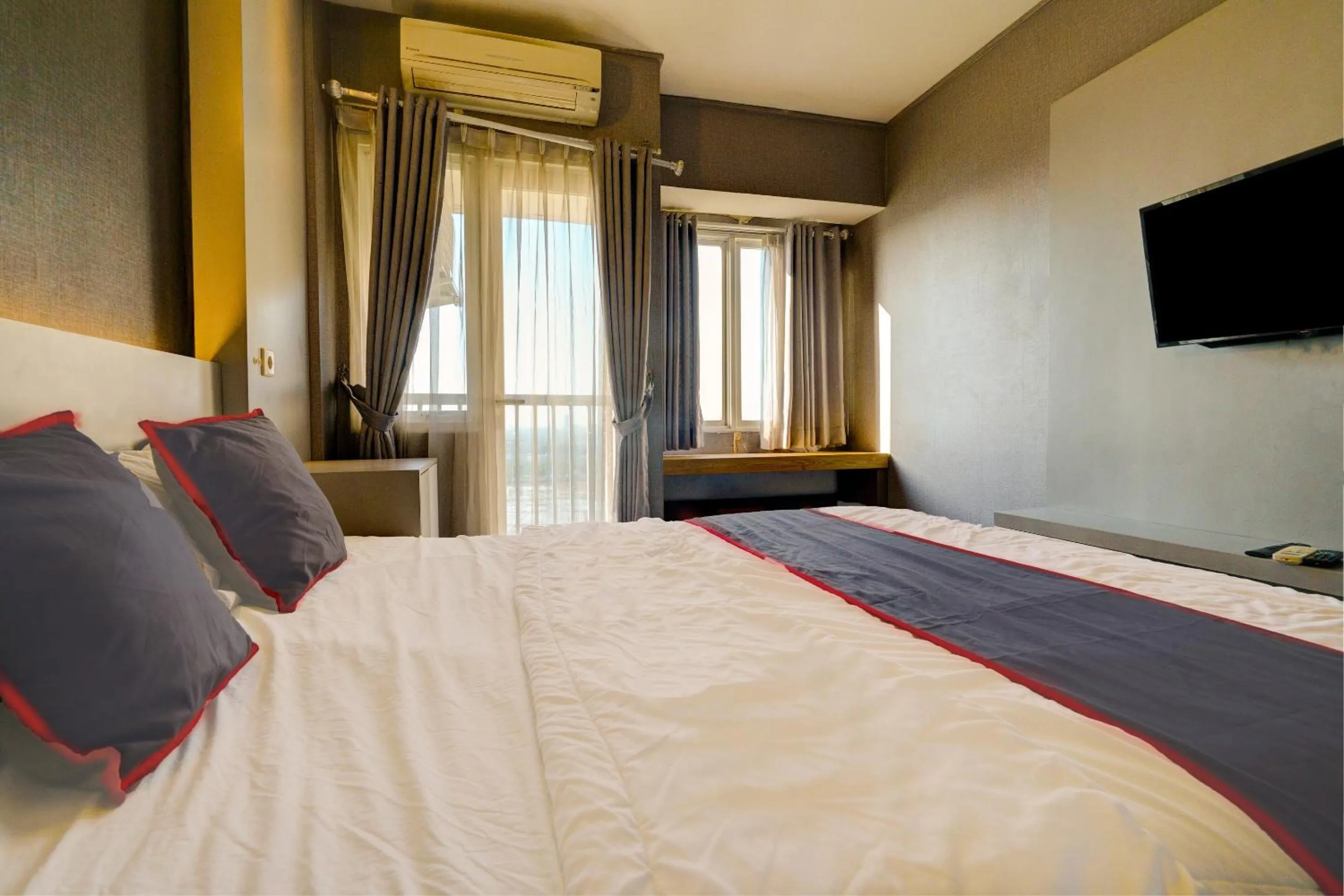 Bedroom in Collection O 92870 Apartement Grand Sentraland Karawang By Ipul