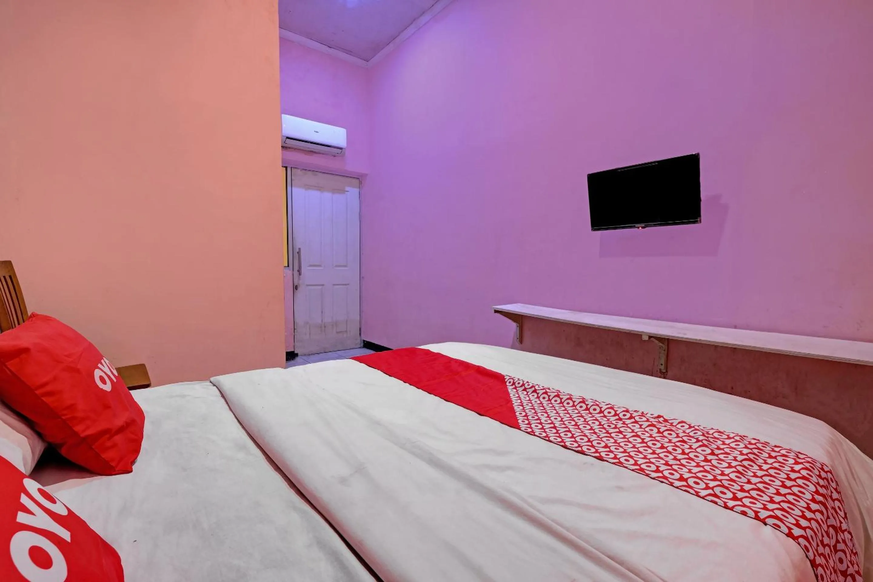 Bedroom, Bed in OYO Life 92877 Hotel Rainbow 7296