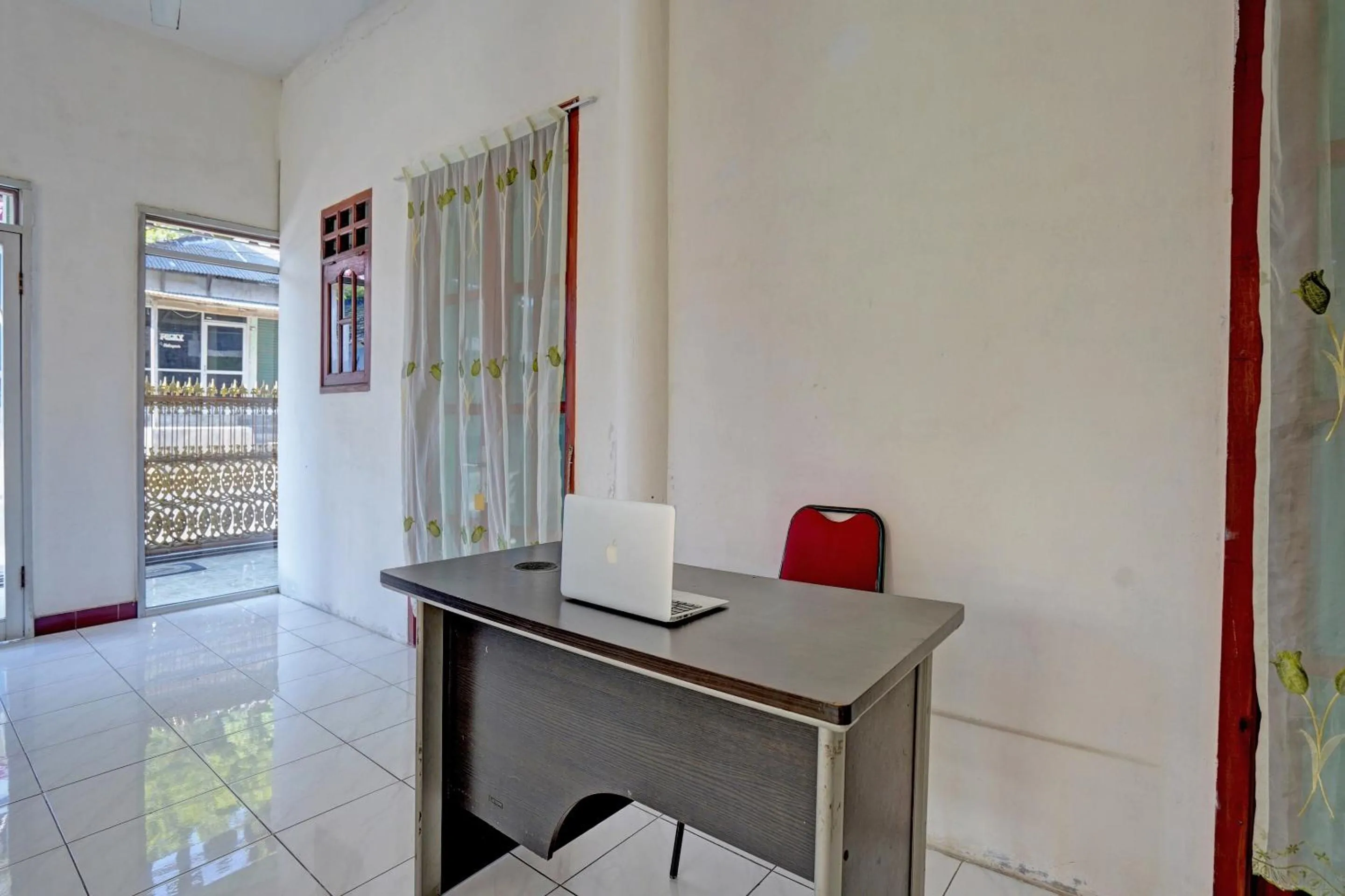 Lobby or reception in Collection O 92897 Hotel Intan Near Kantor Syahbandar Bawean