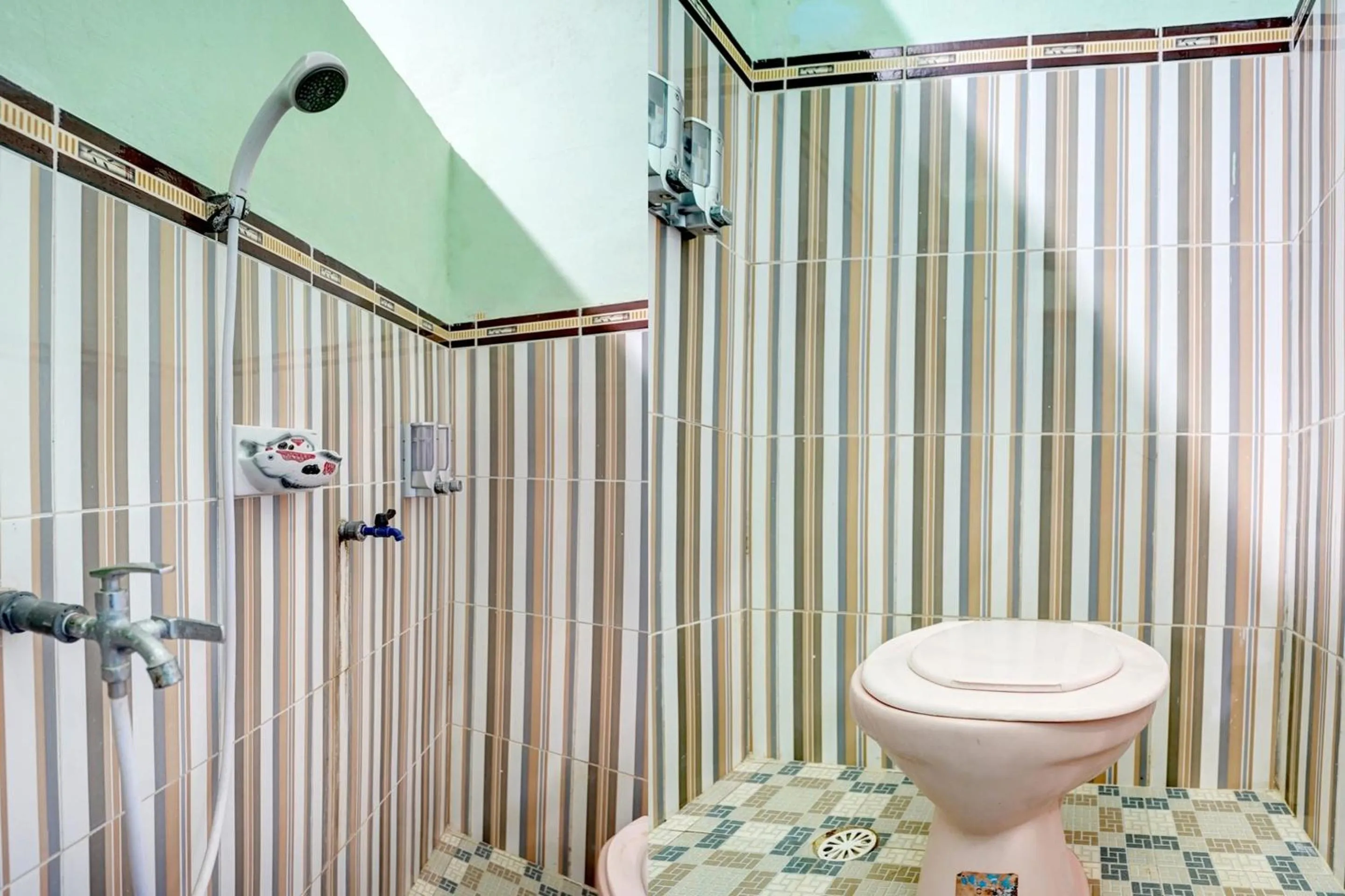 Bathroom in Collection O 92897 Hotel Intan Near Kantor Syahbandar Bawean