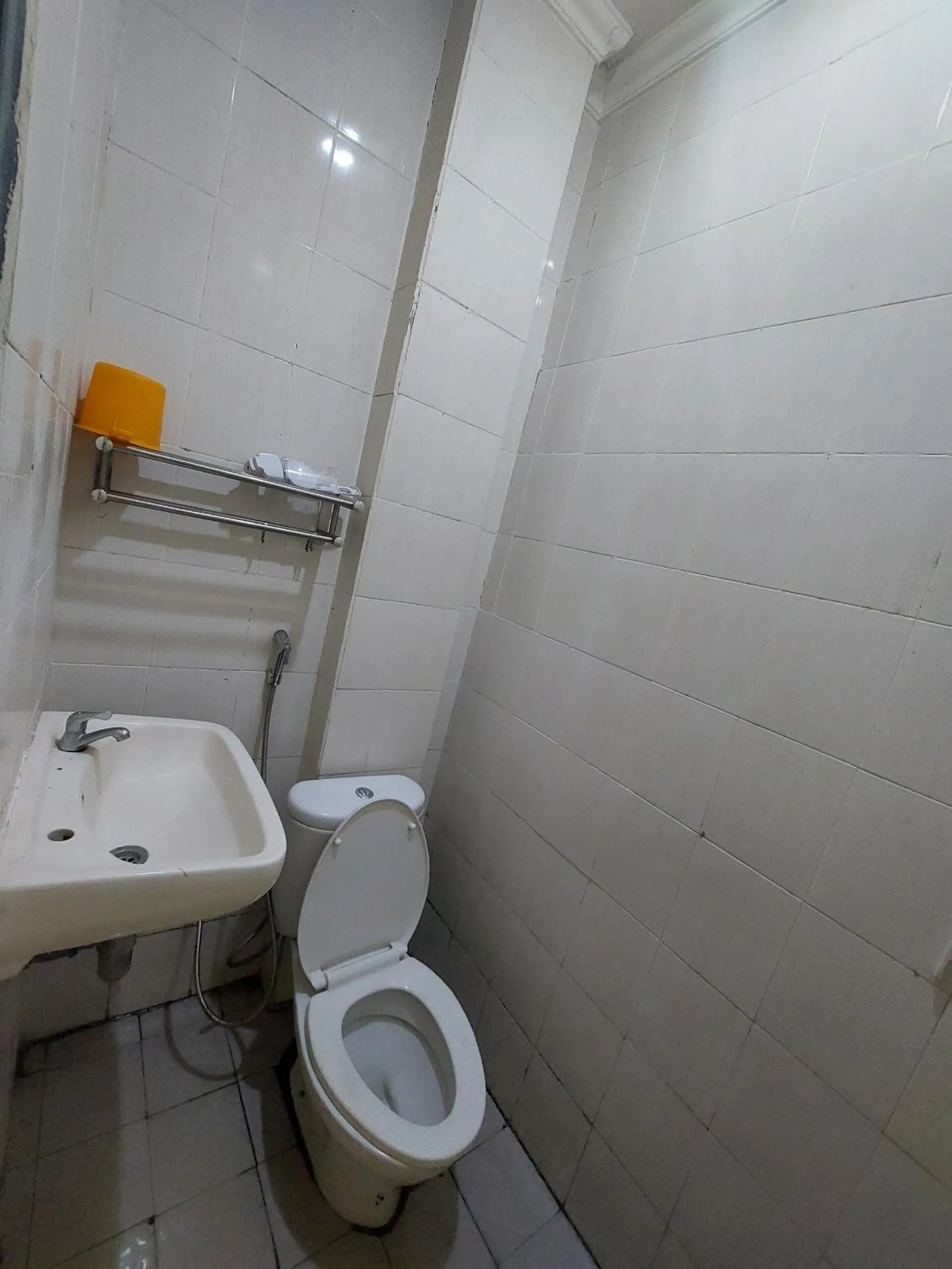 Bathroom in Hotel O Mahendra HomestayNearTaman Wisata Bukit Rurukan