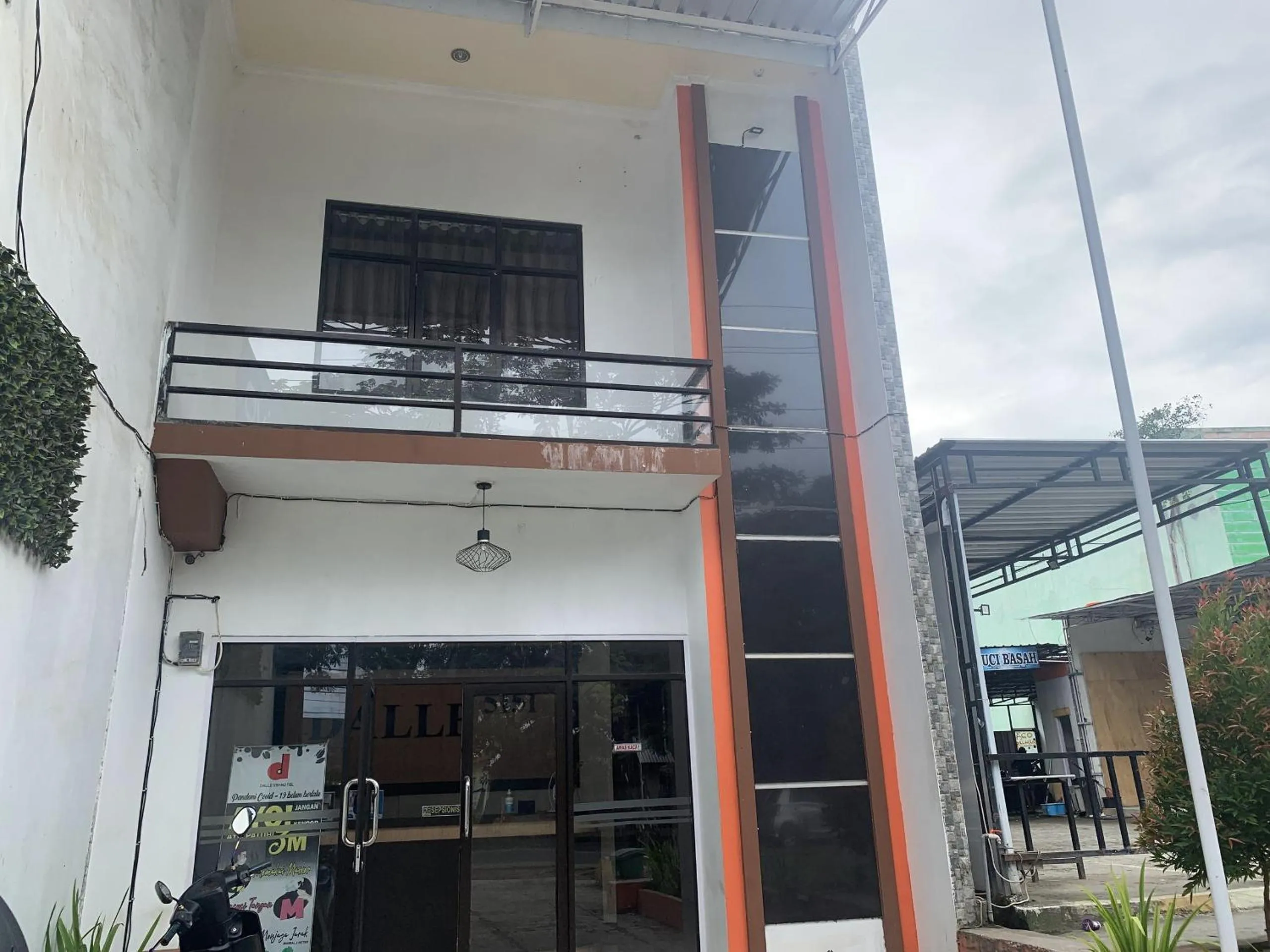 Facade/entrance in Hotel O Penginapan Laota Syariah Near Rumah Sakit Islam Faisal Makassar