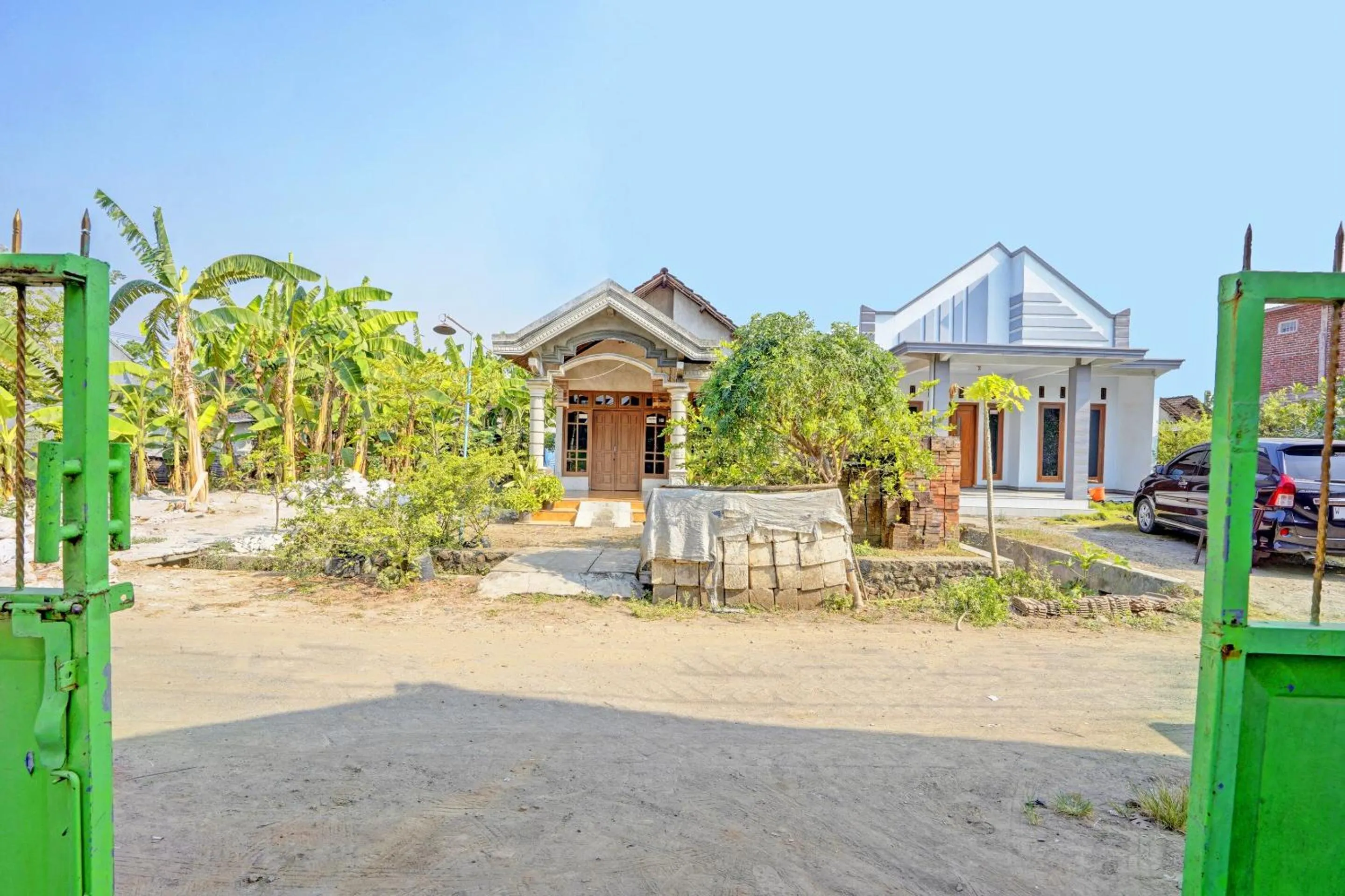 Facade/entrance in Hotel O Surya Indah Homestay Syariah