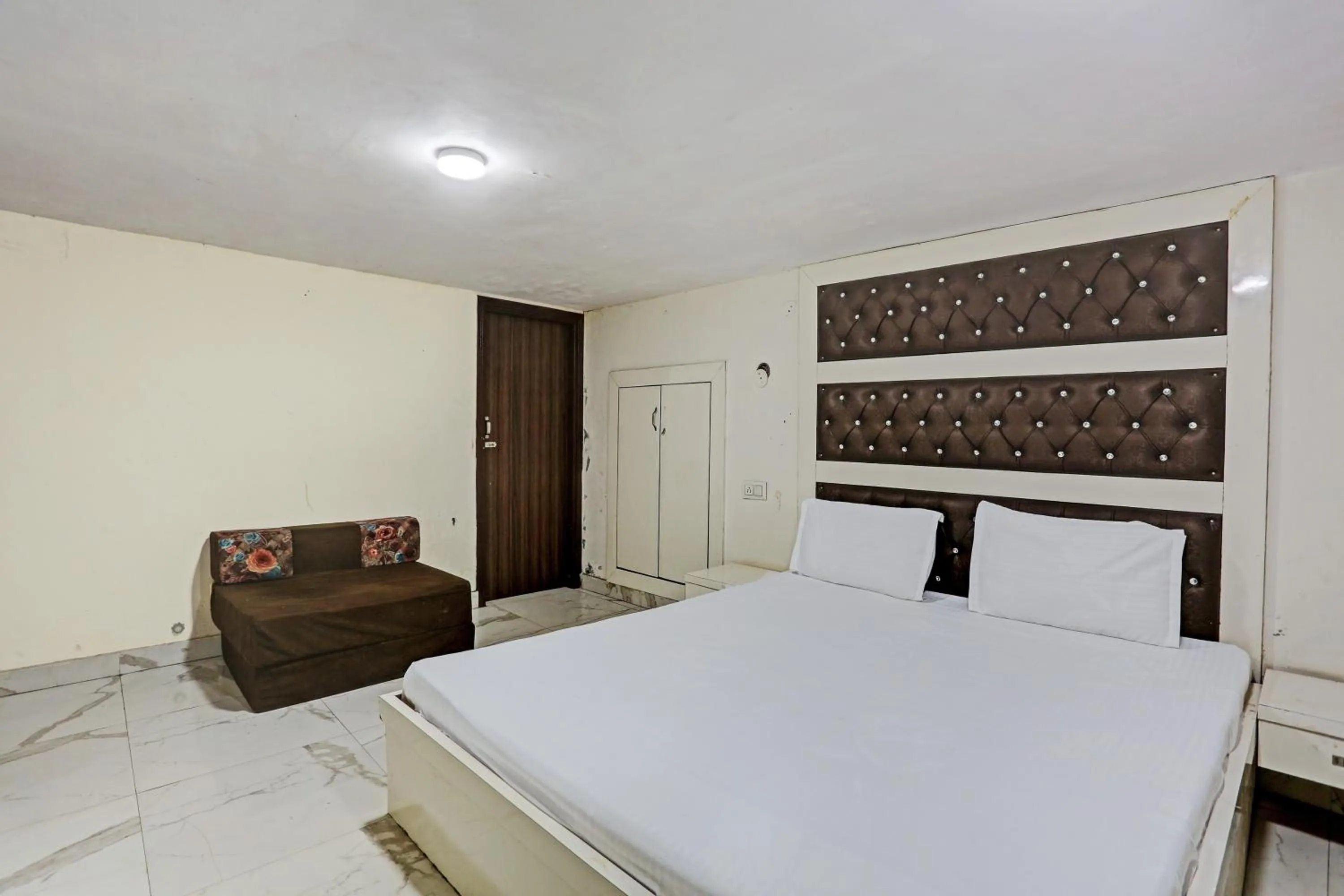 Bedroom, Bed in Hotel O Saffron Night Stay