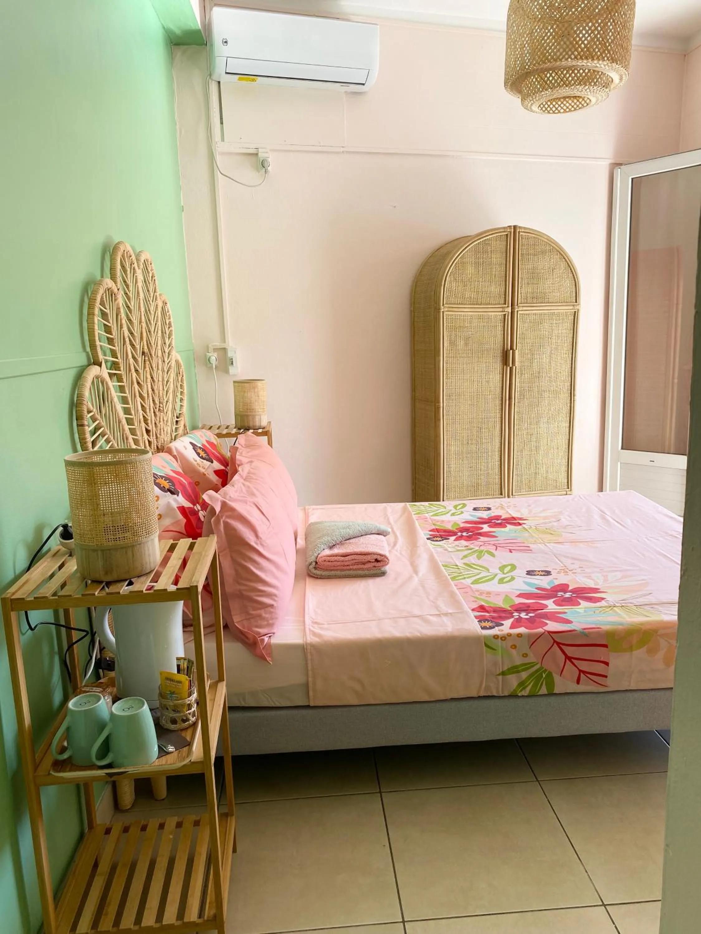 Photo of the whole room, Bed in Hotel De la Plage