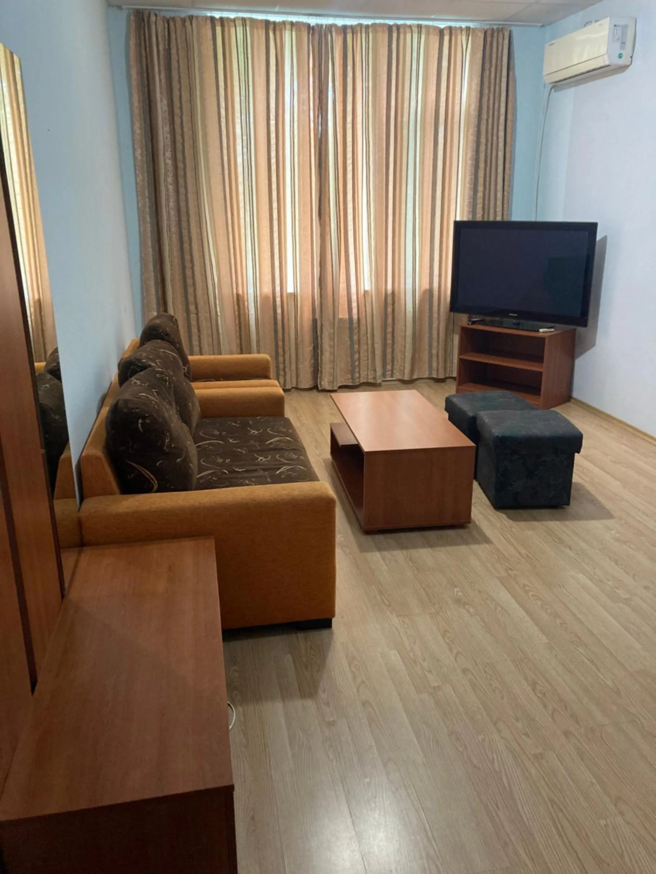 Communal lounge/ TV room in Provans famili hotel