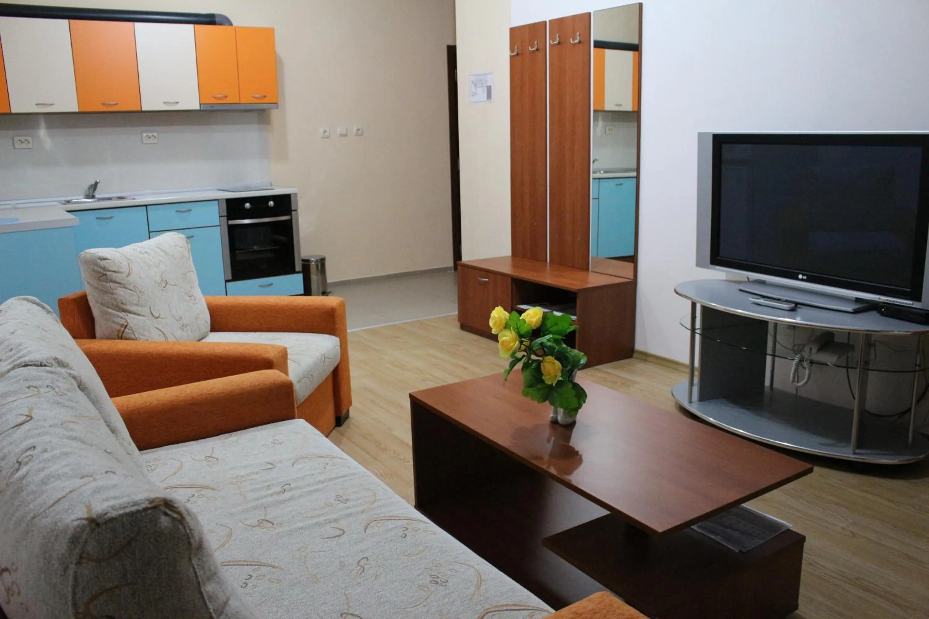 Communal lounge/ TV room in Provans famili hotel